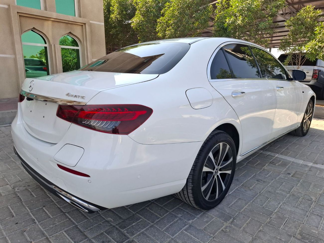 Mercedes-Benz E300 Premium + 2.0L Mercedes-Benz E300e 2021 full option