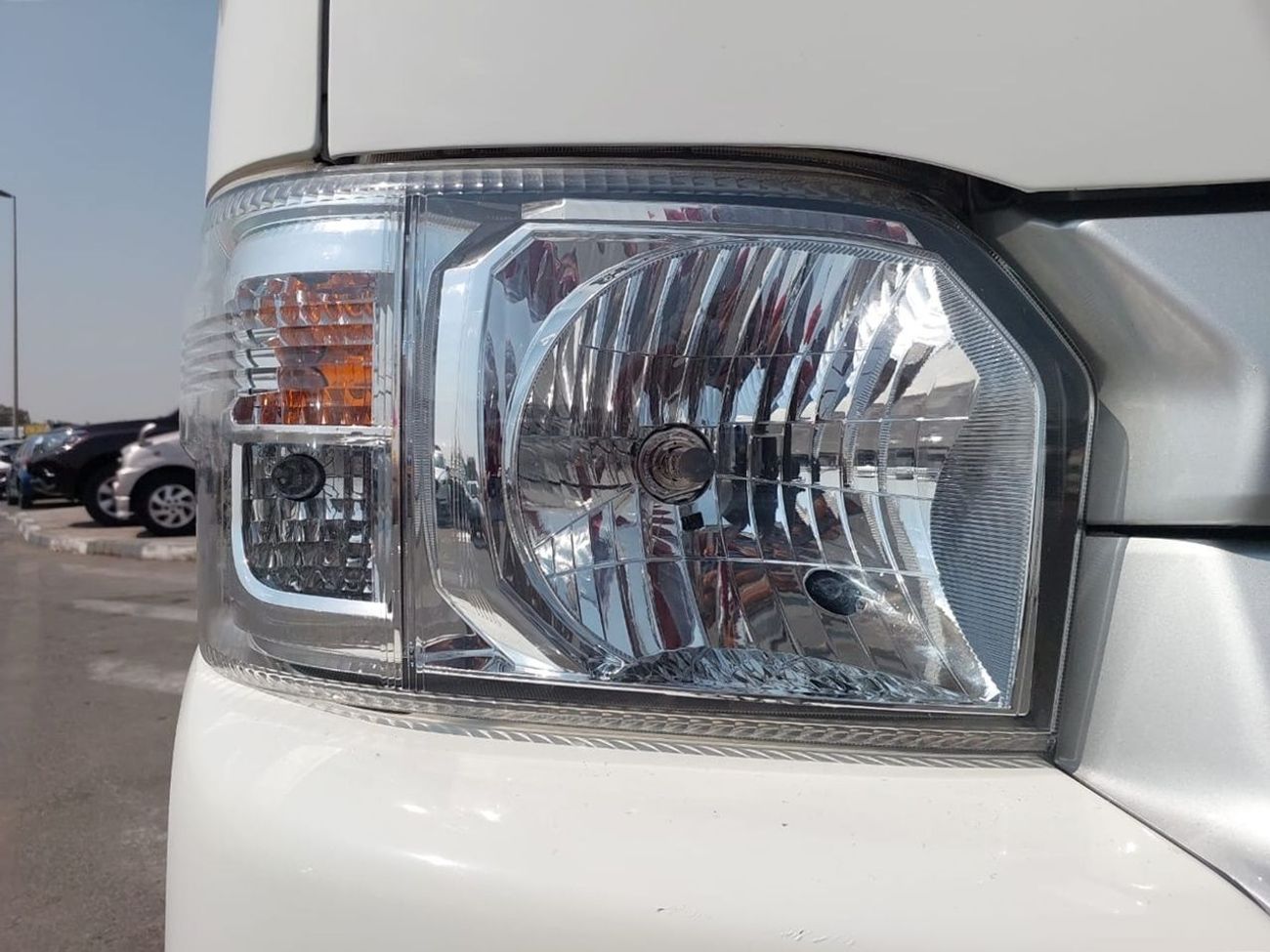 Toyota Hiace TOYOTA HIACE COMMUTER VAN RHD 2017 MODEL 3.0 L DIESEL AUTOMATIC(PM33188)