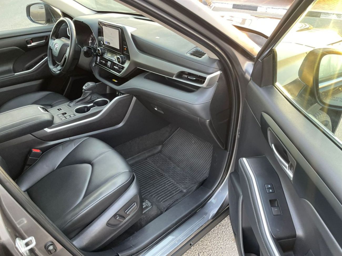 تويوتا هايلاندر 2023 Toyota Highlander XLE 2.4L V4 Turbo Full Option - Full 7 Seater Trunk Auto - Wireless Charge -