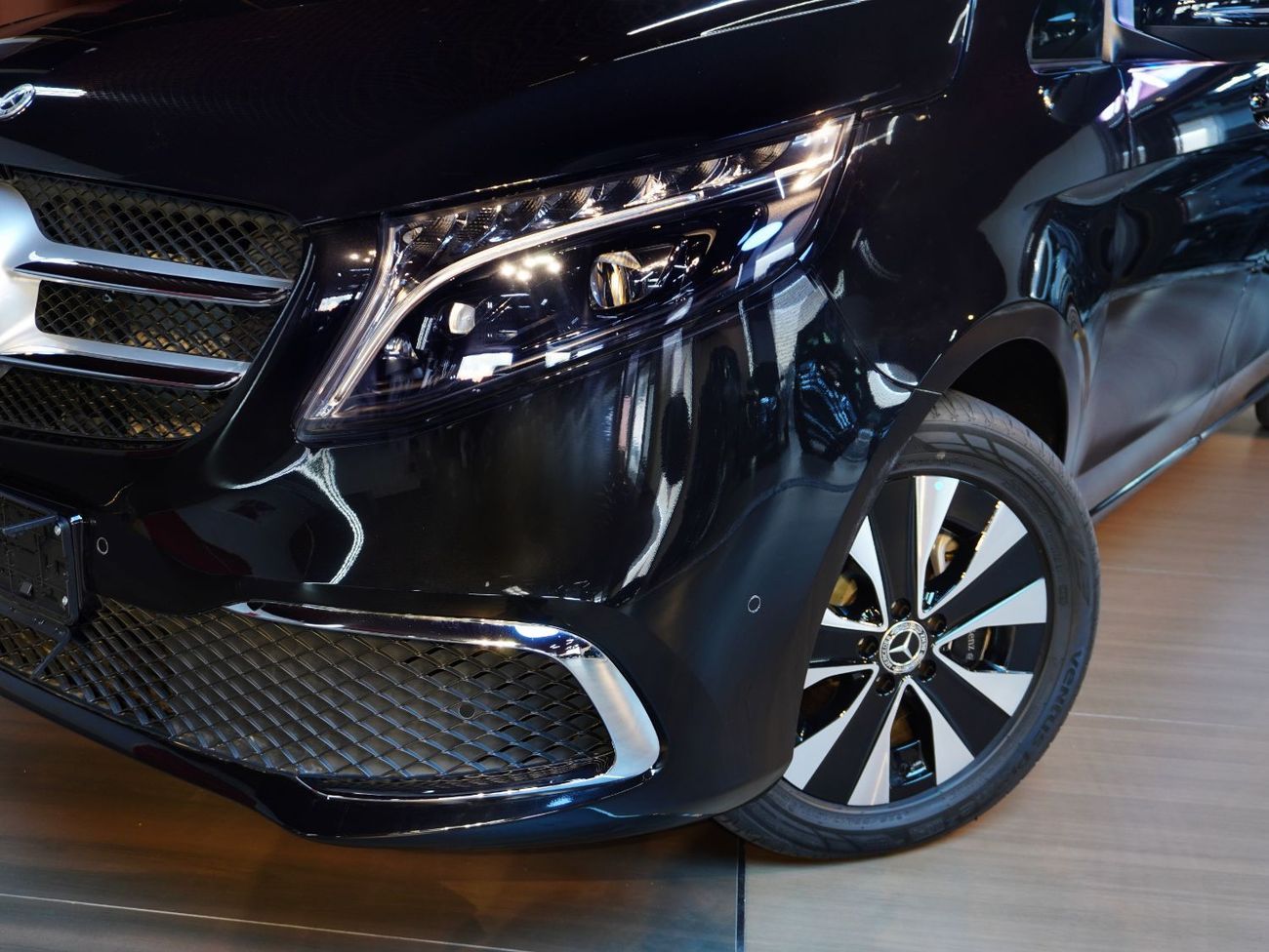 Mercedes-Benz V 220 4,990PM I BRAND NEW I MERCEDES-BENZ I V-CLASS V220 EXTRA LONG I AVANTGARDE I  with agency warranty &