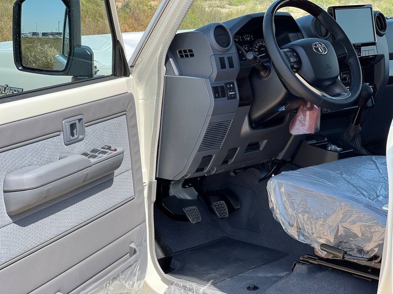 Toyota Land Cruiser 70 LC76 2.8L DSL M/T // 2025 // HIGH OPTION WITH WINCH , FRIDGE , DVD & BACK CAMERA // SPECIAL OFFER //