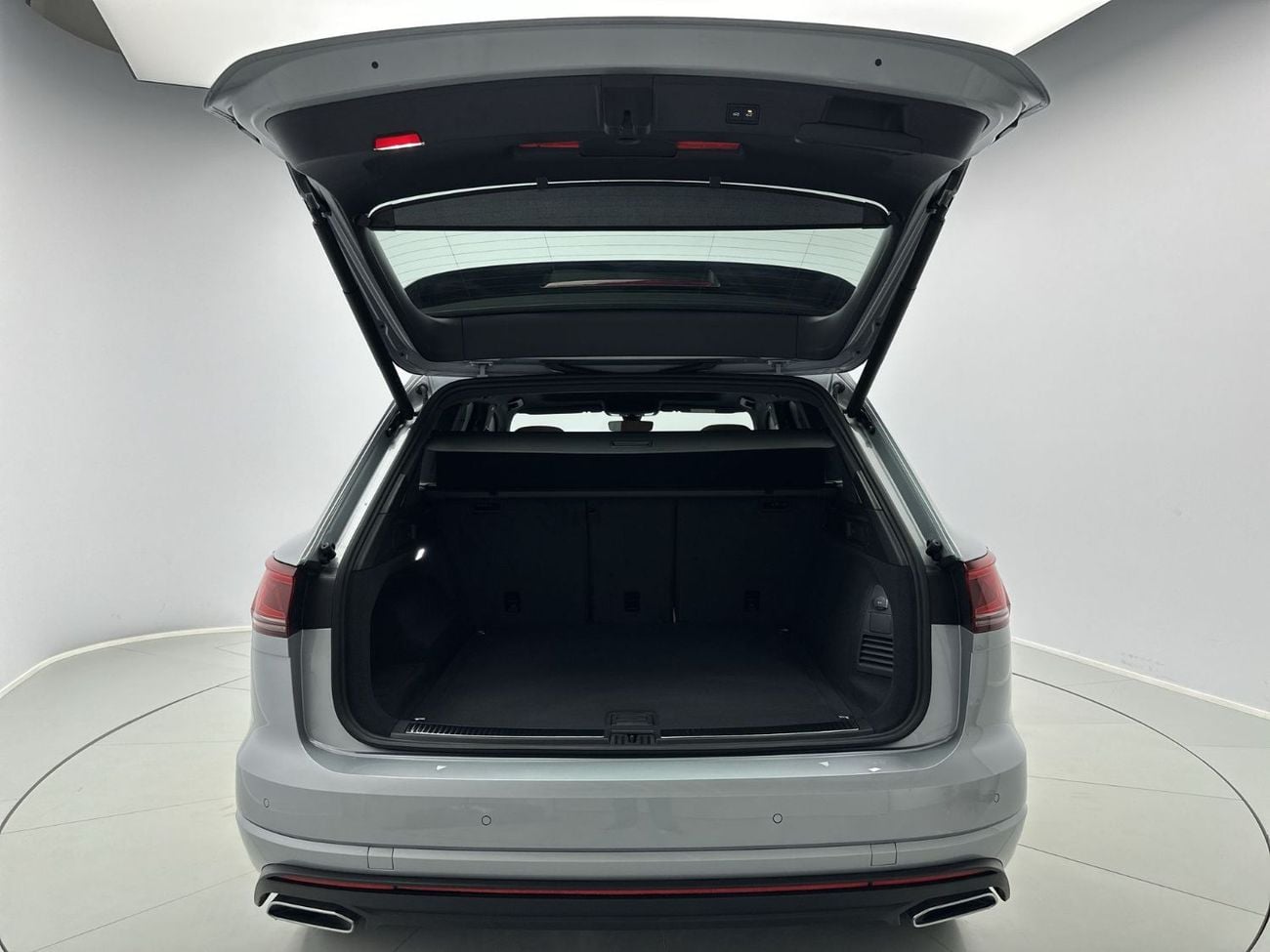 فولكس واجن طوارق | 42,100 AED SAVINGS from New Car | ONLY 3,796 KM | As-New Flagship Luxury | Warranty and Free Servi