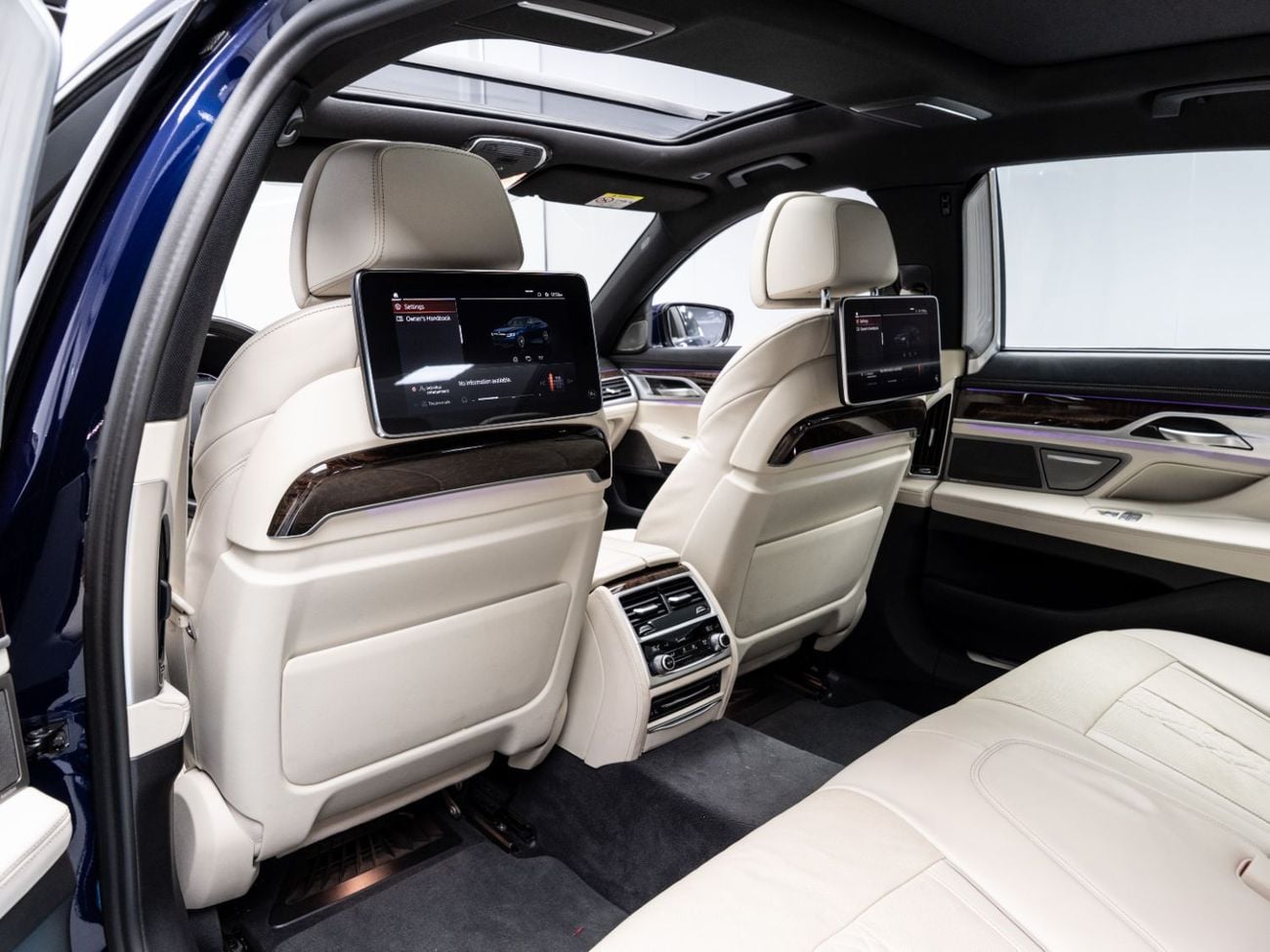 بي أم دبليو 760Li BUY NOW, PAY 2027 | THE BLACKLINE STANDARD | 2027 BMW Warranty + Service Contract, GCC