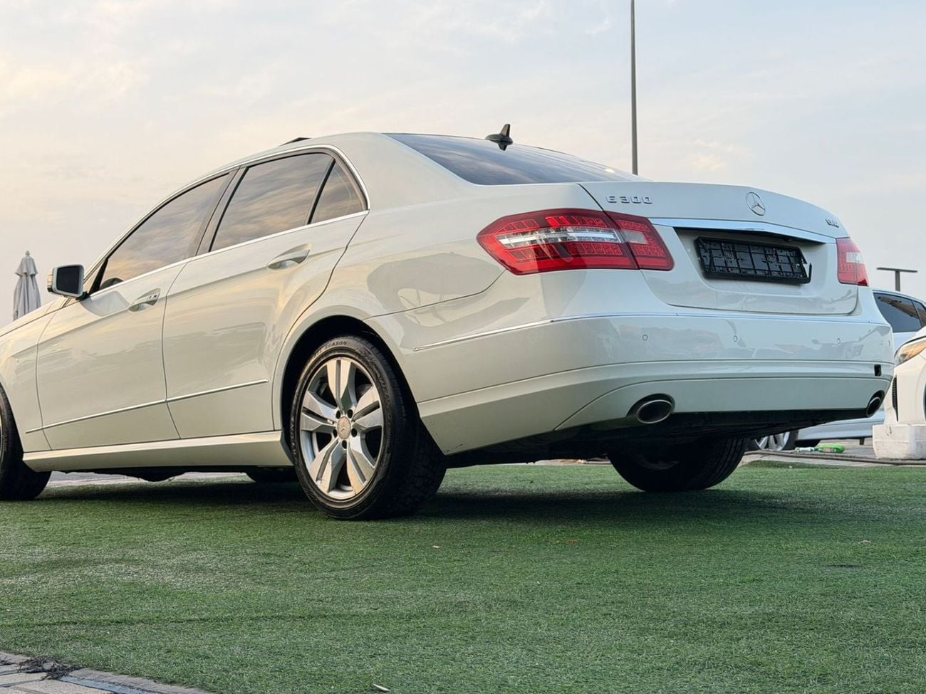 Mercedes-Benz E300 first owner from the agency, fully loaded