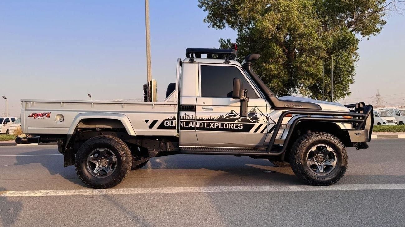 Toyota Land Cruiser Pick Up SINGLE CABIN | MANUAL TRANSMISSION | 4.5L DIESEL ENGINE | 2017 | RHD | PREMIUM TUFF BULL BAR WITH LE