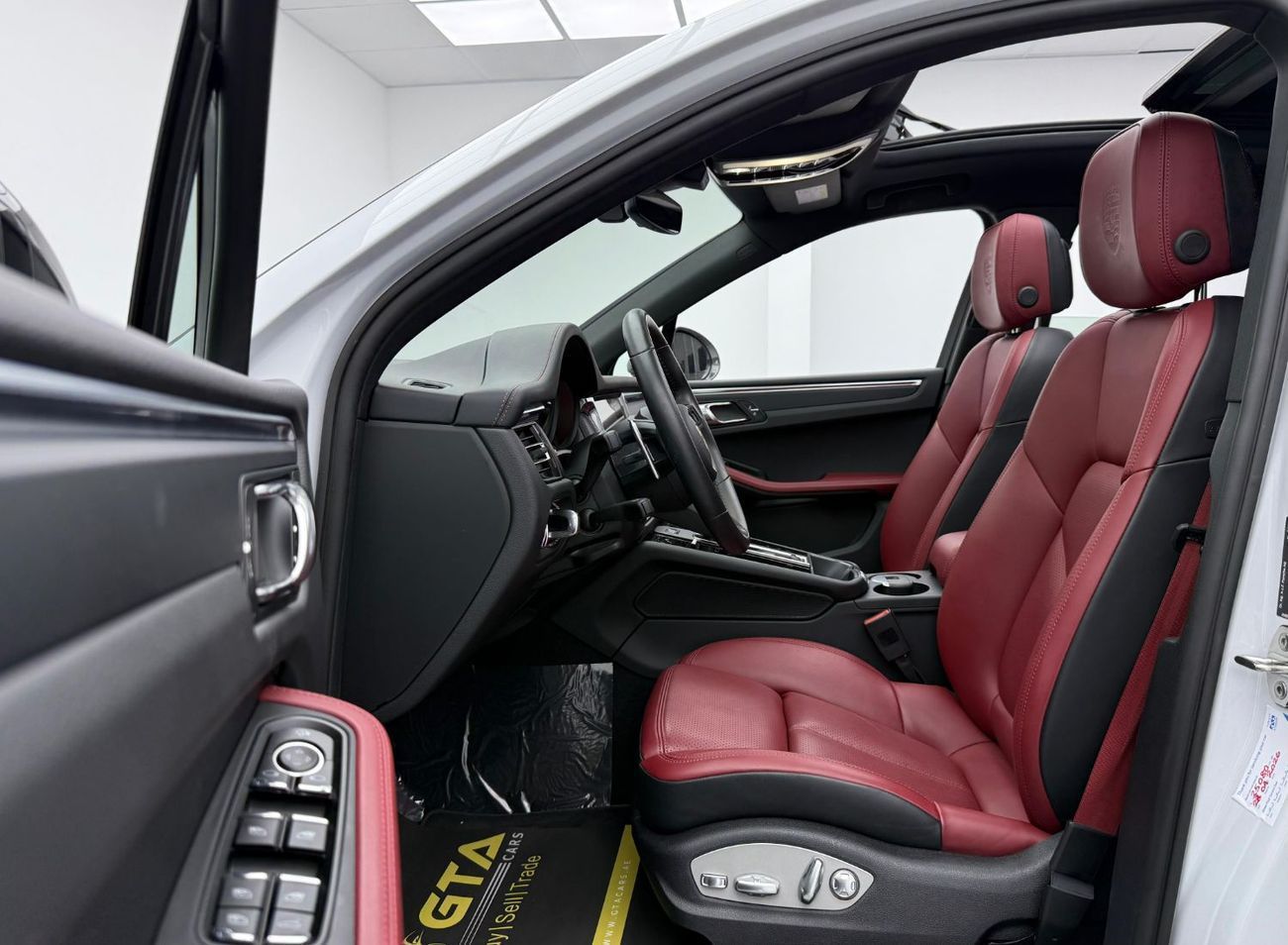 Porsche Macan T 2.0L (260 HP) 2024 Porsche Macan T, 2026 Porsche Warranty, Full Porsche Service History, Very Low