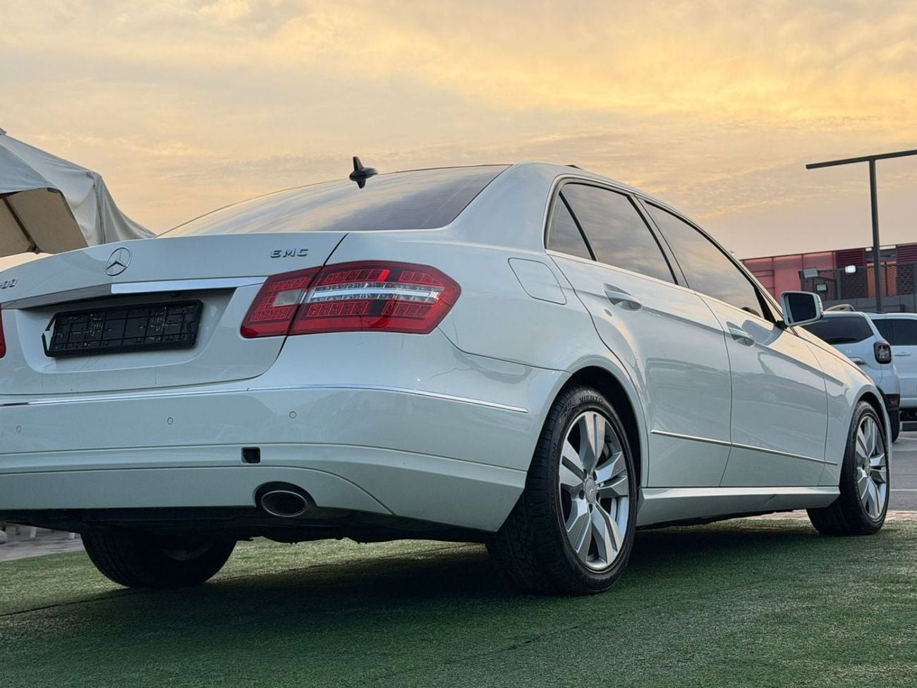 Mercedes-Benz E300 first owner from the agency, fully loaded