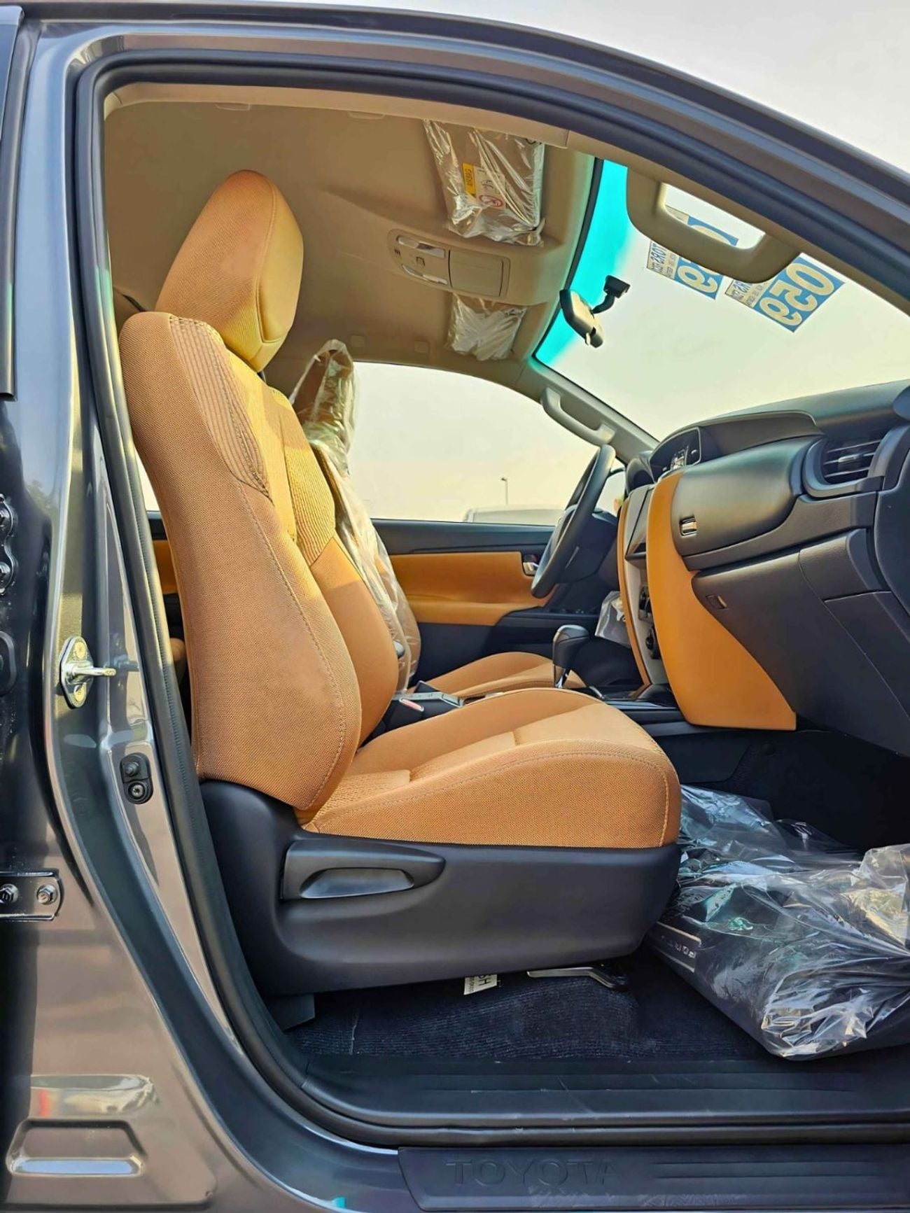 Toyota Fortuner EXR FORTUNER || 2.4L DIESEL V4 4WD / FR&RR PARKING SENSEOR / MANUAL AC (CODE # FDMC)