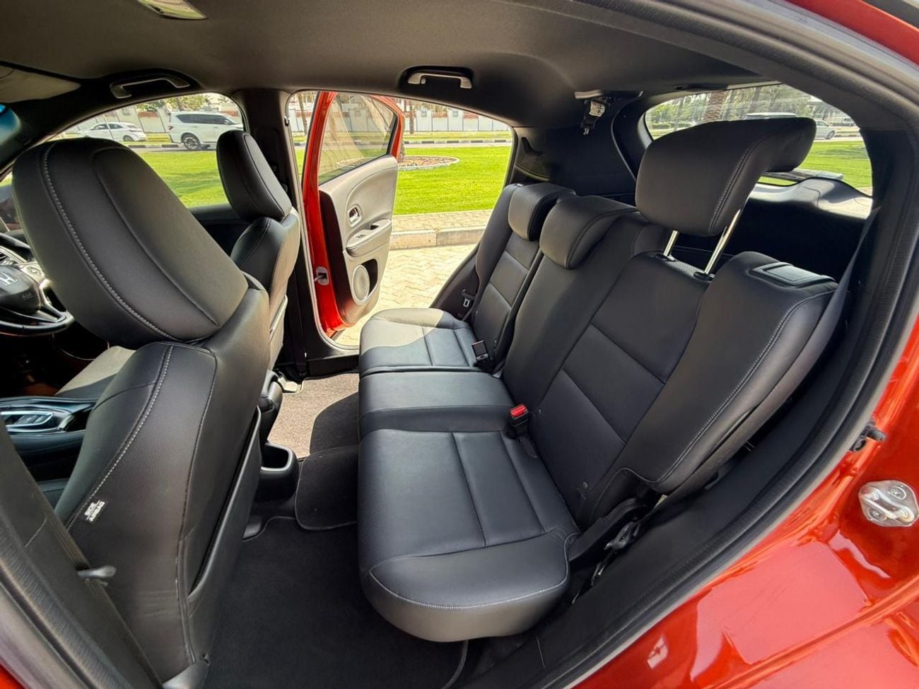 هوندا HRV RS 1.8L v4 petrol engine RHD 2WD Automatic transmission 5 Seats Suv with 5 doors