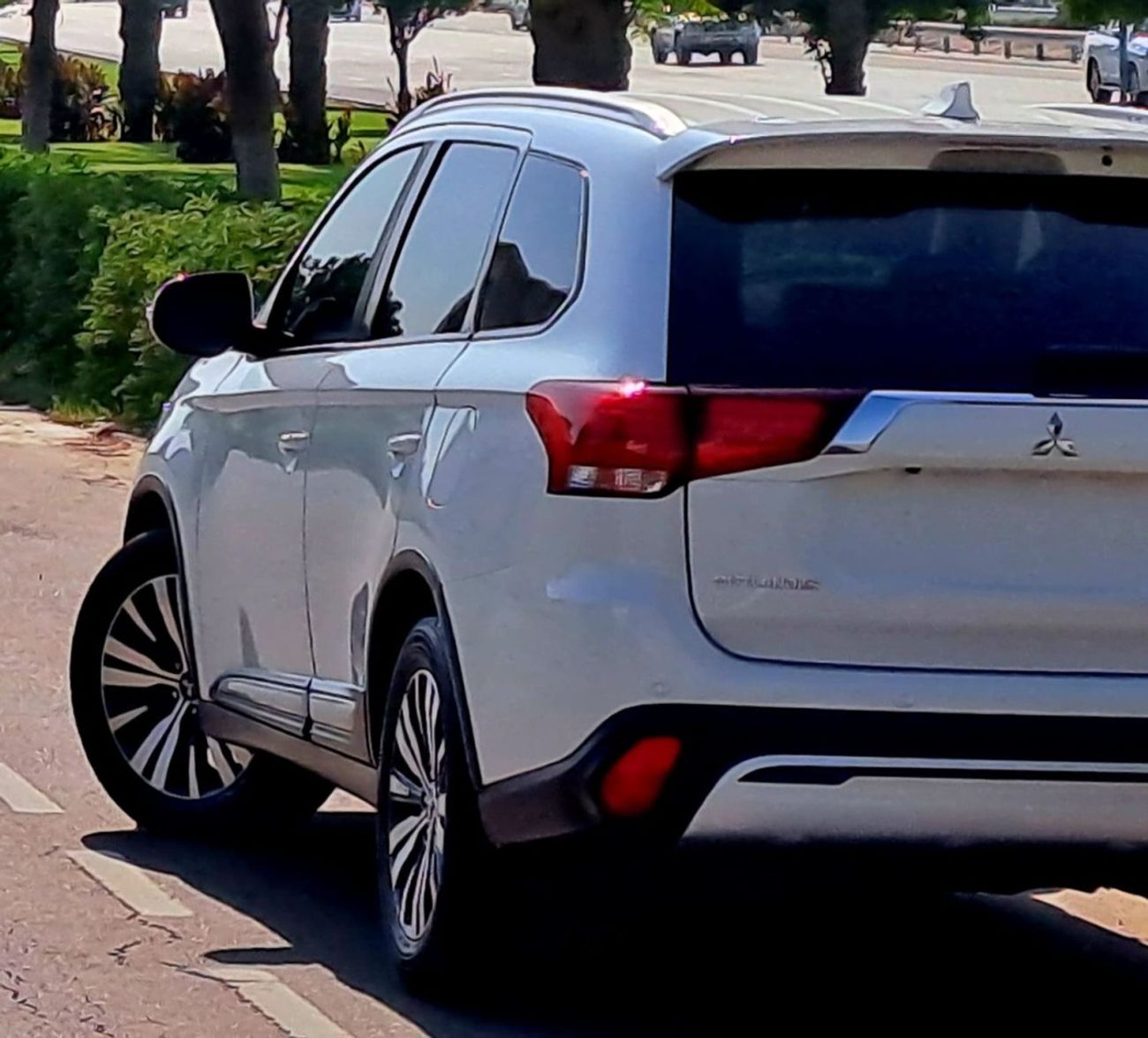 ميتسوبيشي آوتلاندر GLX Basic 2.4L (7 Seater) 960-Monthly l GCC l Cruise, Camera, 4x4 l Accident Free