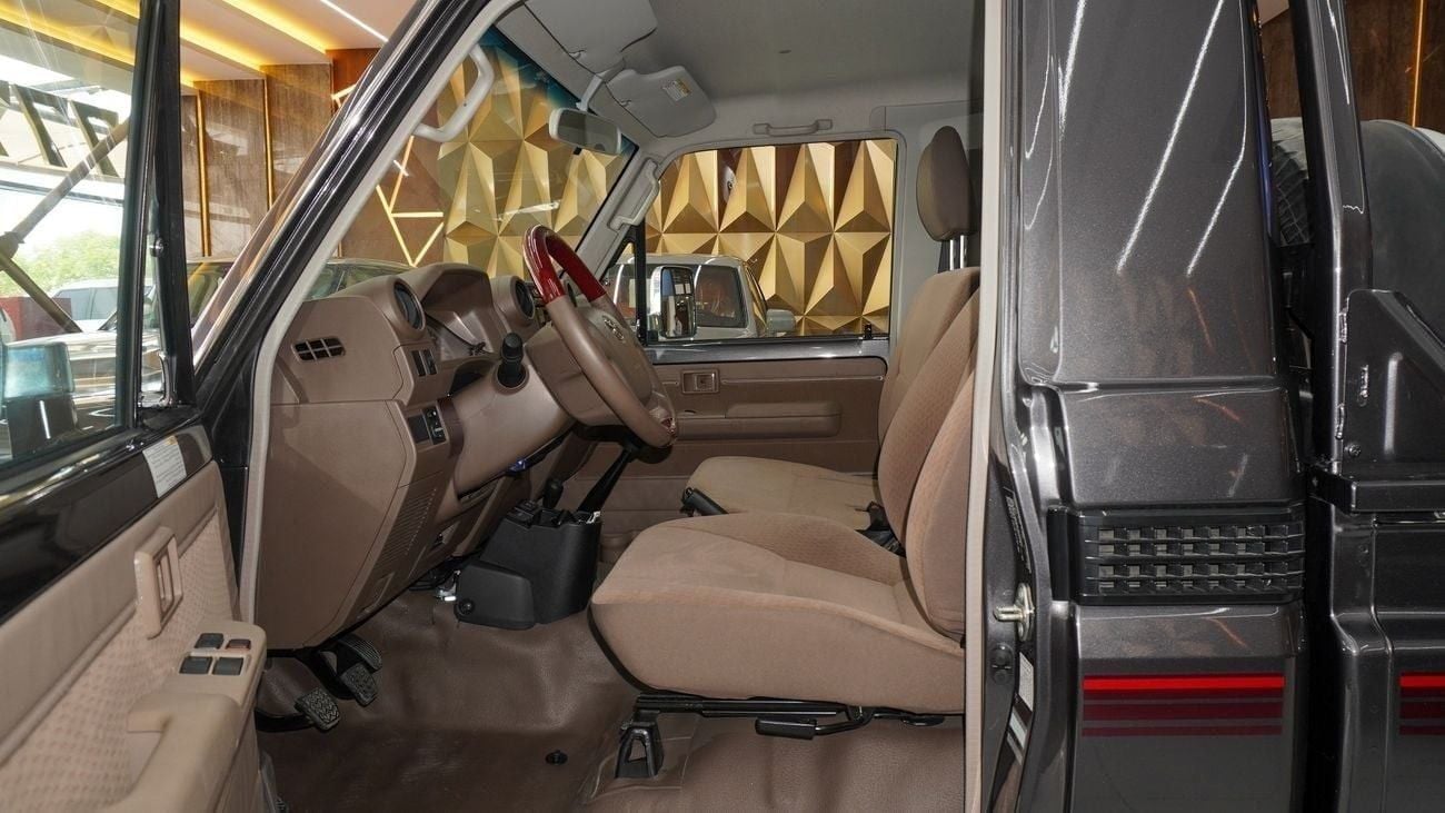 تويوتا لاند كروزر بيك آب LX 4.0L V6 M/T