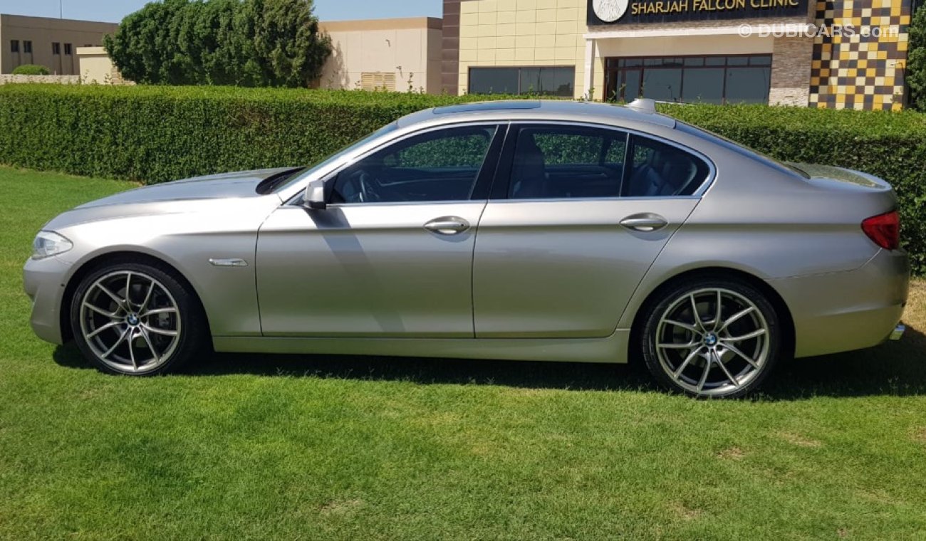 بي أم دبليو 550i موديل 2012 خليجي  فل مواصفات خمس كبسات  فتحه سقف وكراسي جلد ومثبت سرعه وتحكم كهربي كامل ونظام صوت مم