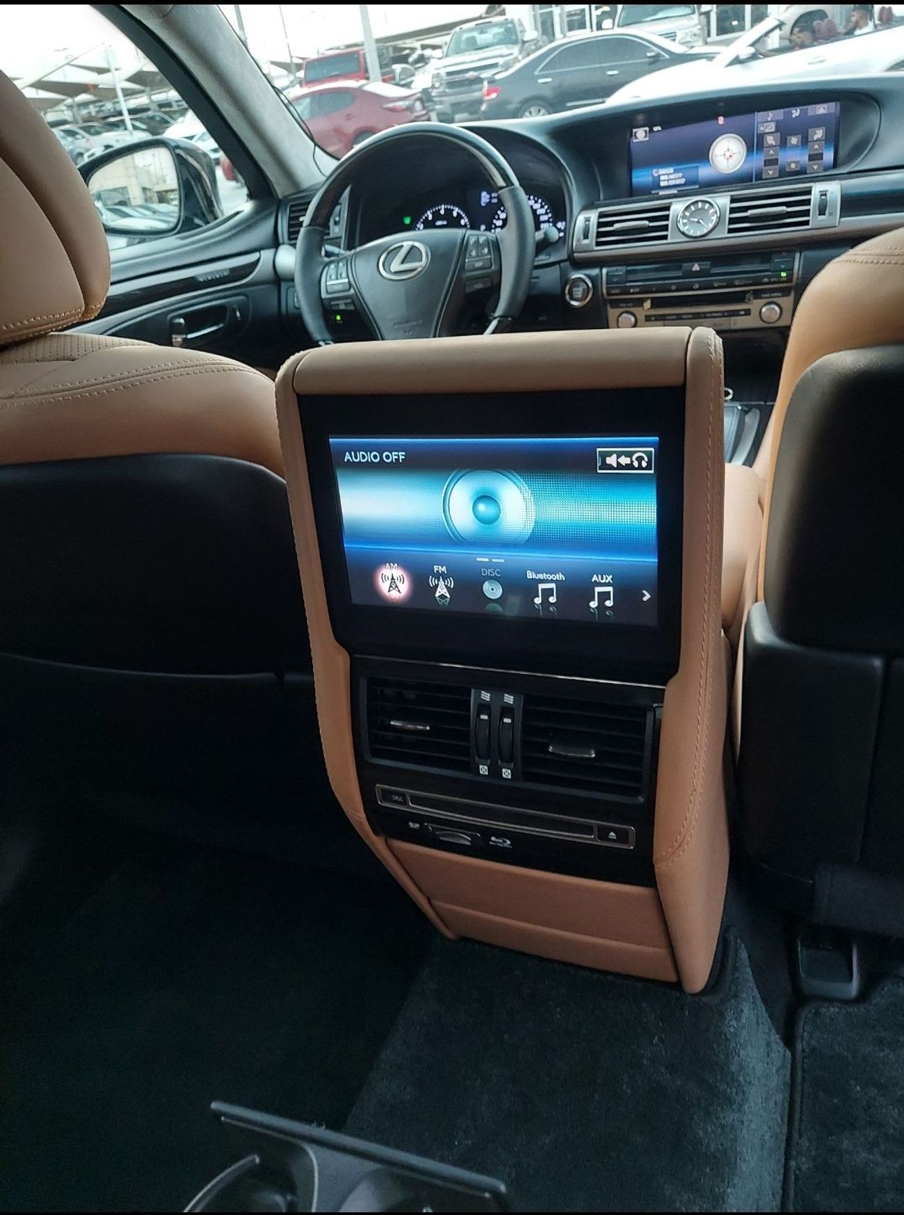 Lexus LS460 Premier SWB 4.6L (375 HP)