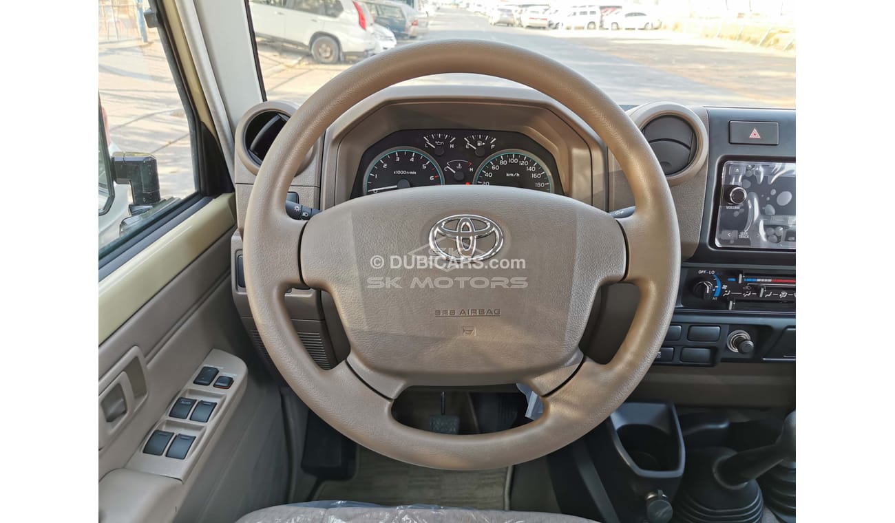 Toyota Land Cruiser Pick Up 4.0L, 16" Tyre, Xenon Headlight, Fabric Seat, Manual Front A/C, Snorkel, SRS Airbags (CODE # LCDC08)