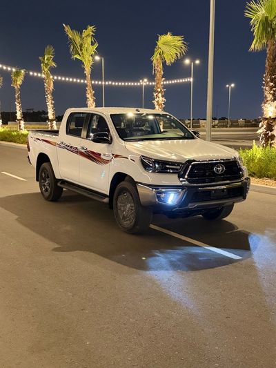 تويوتا هيلوكس GLX 2.7L A/T PETROL 2026 FULL OPTION