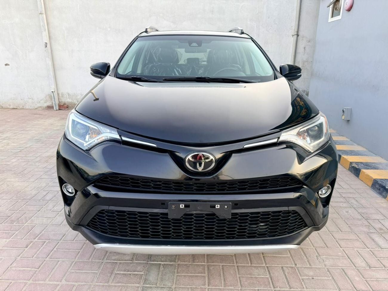 Toyota RAV4 2018 Toyota Rav4 XLE  ADVENTURE 4x4 AWD Full Option