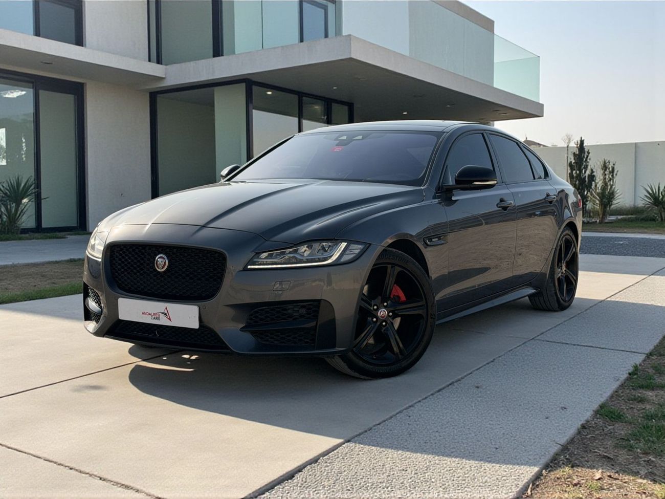 Jaguar XF R-Sport 2.0L Sedan JAGUAR XF R-SPORT | 2016 | GCC SPECS | 2.0L TURBO | AED 35,000