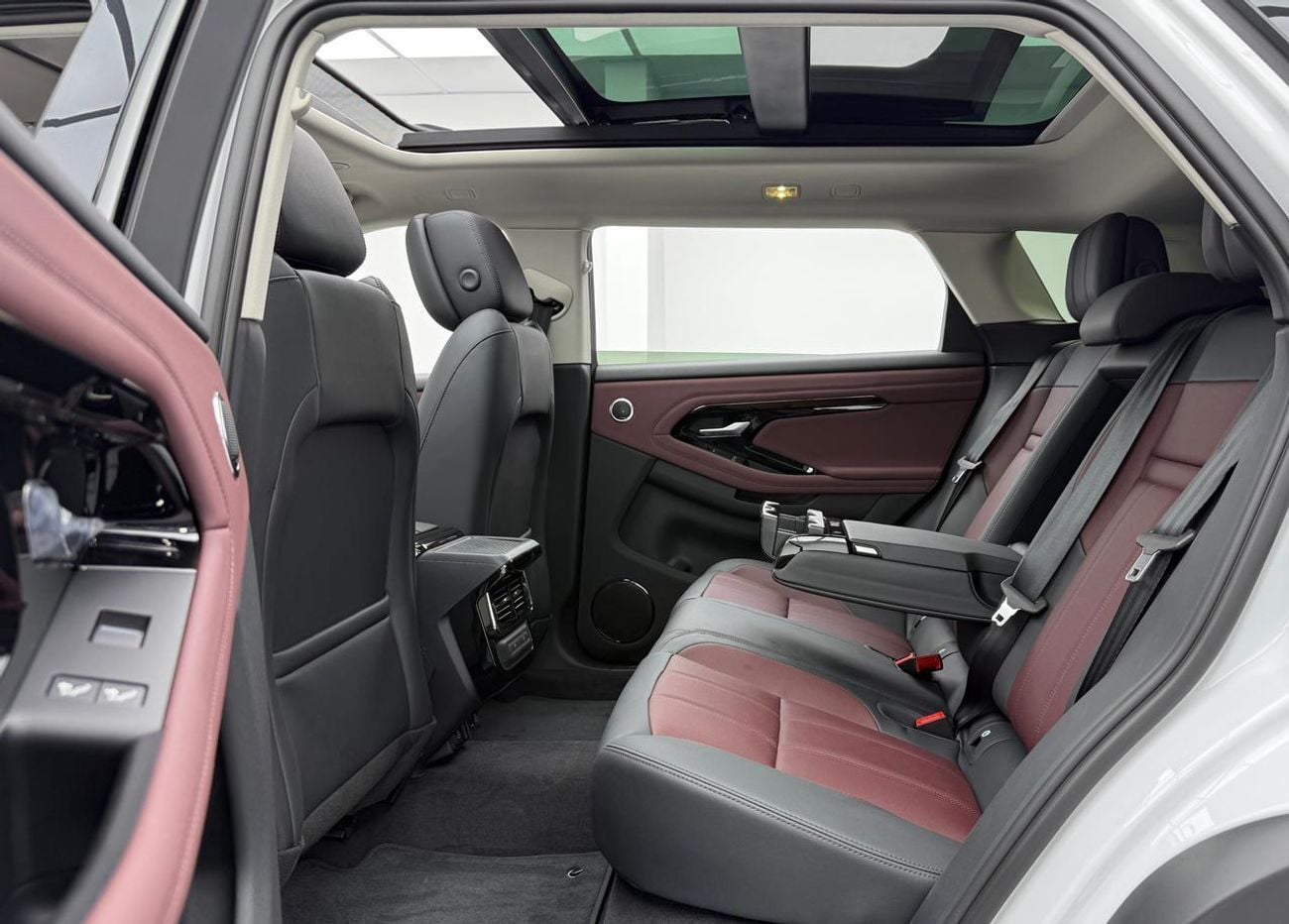 لاند روفر رانج روفر إيفوك DYNAMIC SE P250 P250 SE 2.0L 2025 Range Rover Evoque P250 Dynamic SE ,Warranty ,Brand New.