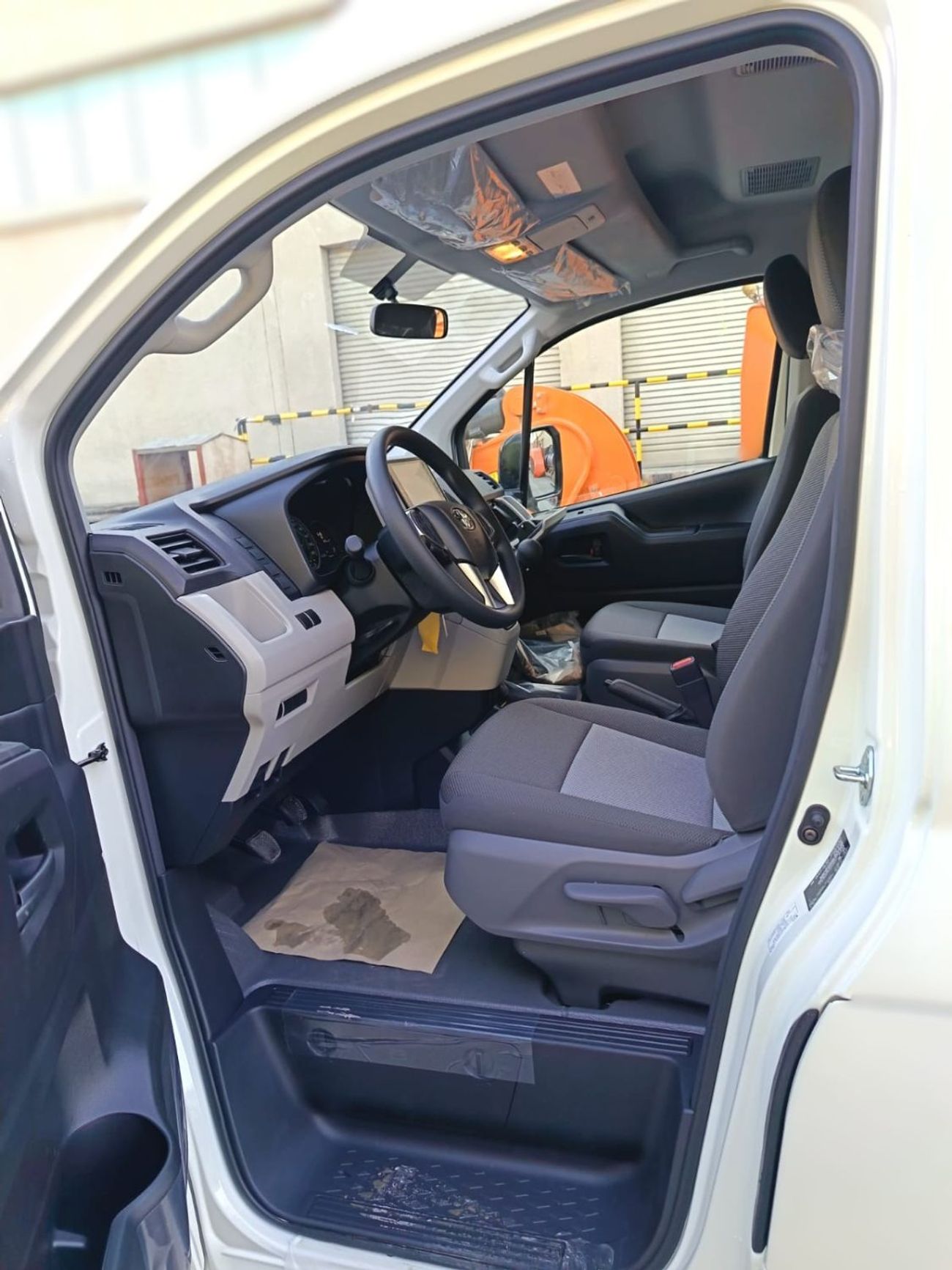 Toyota Hiace NEW TOYOTA HIACE 2.8L 13STR BUS DX M/T 2026 MODEL