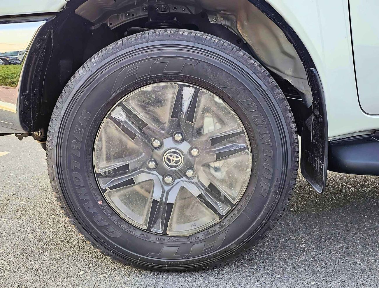 Toyota Hilux WIDE BODY/ 2.7L Petrol / Manual Gear / Push Start / Auto A/C (CODE# HPDWMF)