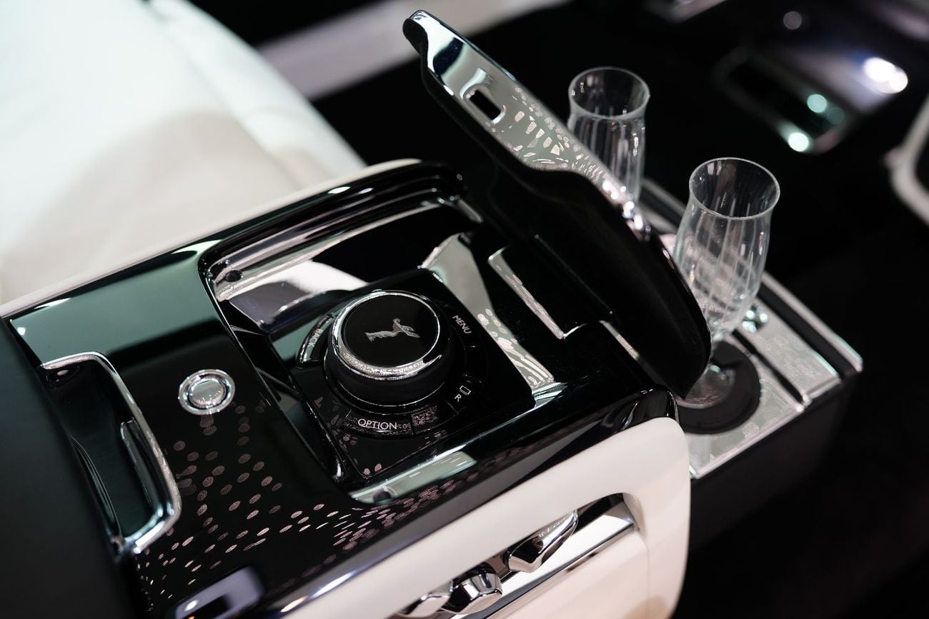 Rolls-Royce Phantom EWB 6.8L Executive Rear Seats w/ Entertainment Display, Bespoke Audio, Dealer Warr + Serv!!