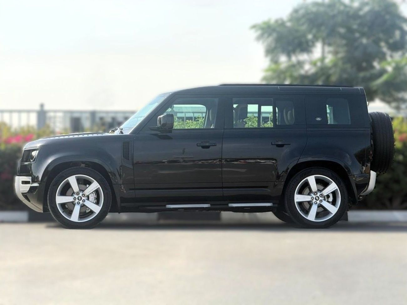 Land Rover Defender P400 110 HSE 3.0L (5 Seater) LAND ROVER DEFENDER HSE P400 | YEAR: 2023 | GCC SPECS | KMS: 121,000 |