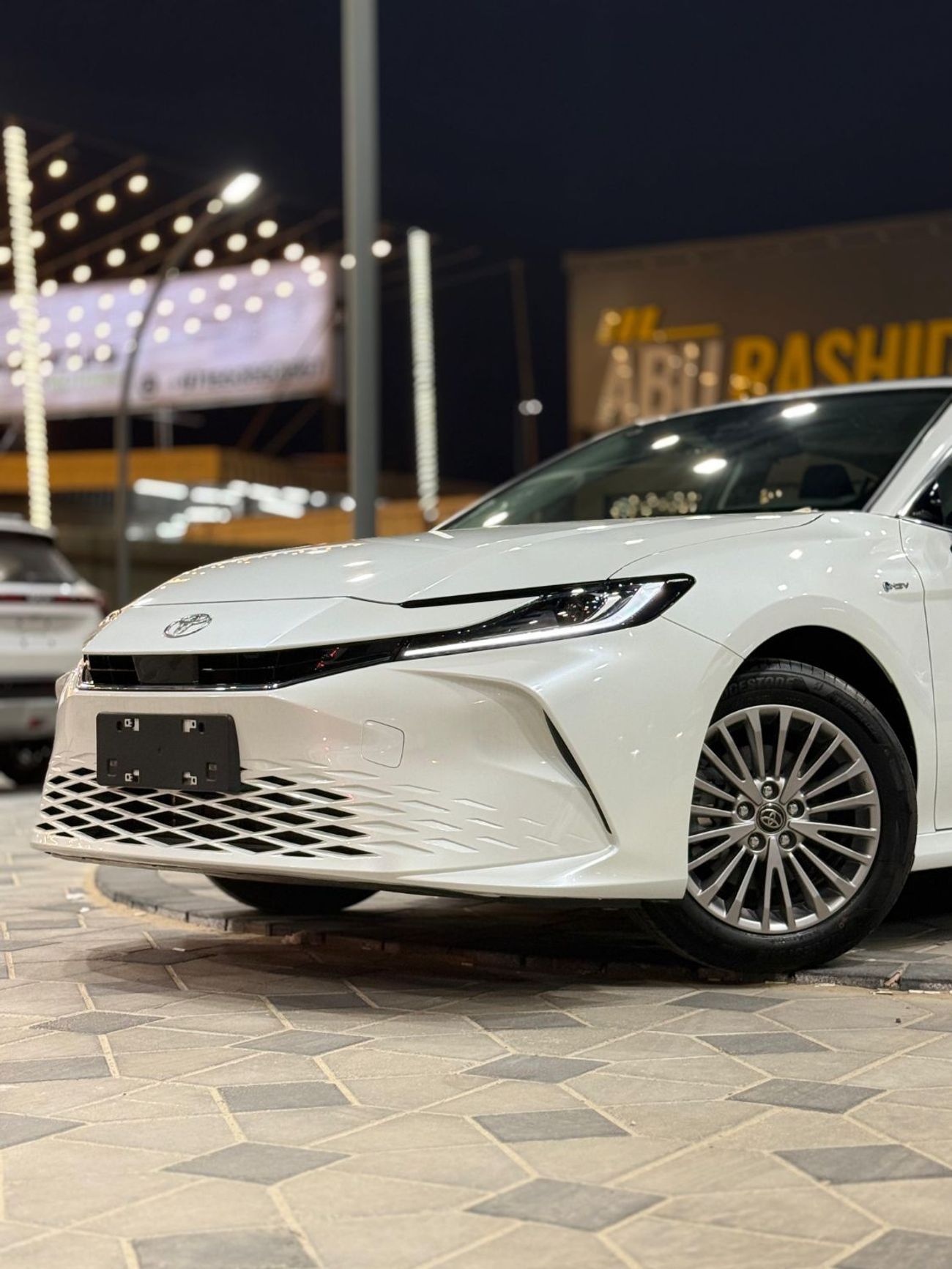 Toyota Camry (*تويوتا كامري هايبرد/ لاكجري*) *موديل* : 2025 *السعر* : 105.000 درهم  *ممشي* : صفر ك/م  (*مواصفات خ