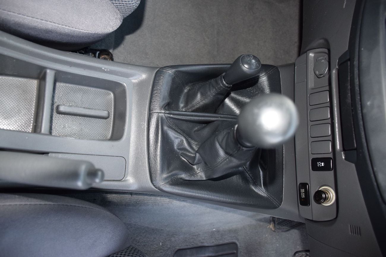 تويوتا هيلوكس DLX 4x4 Diesel 3.0L Right Hand (Export Only)