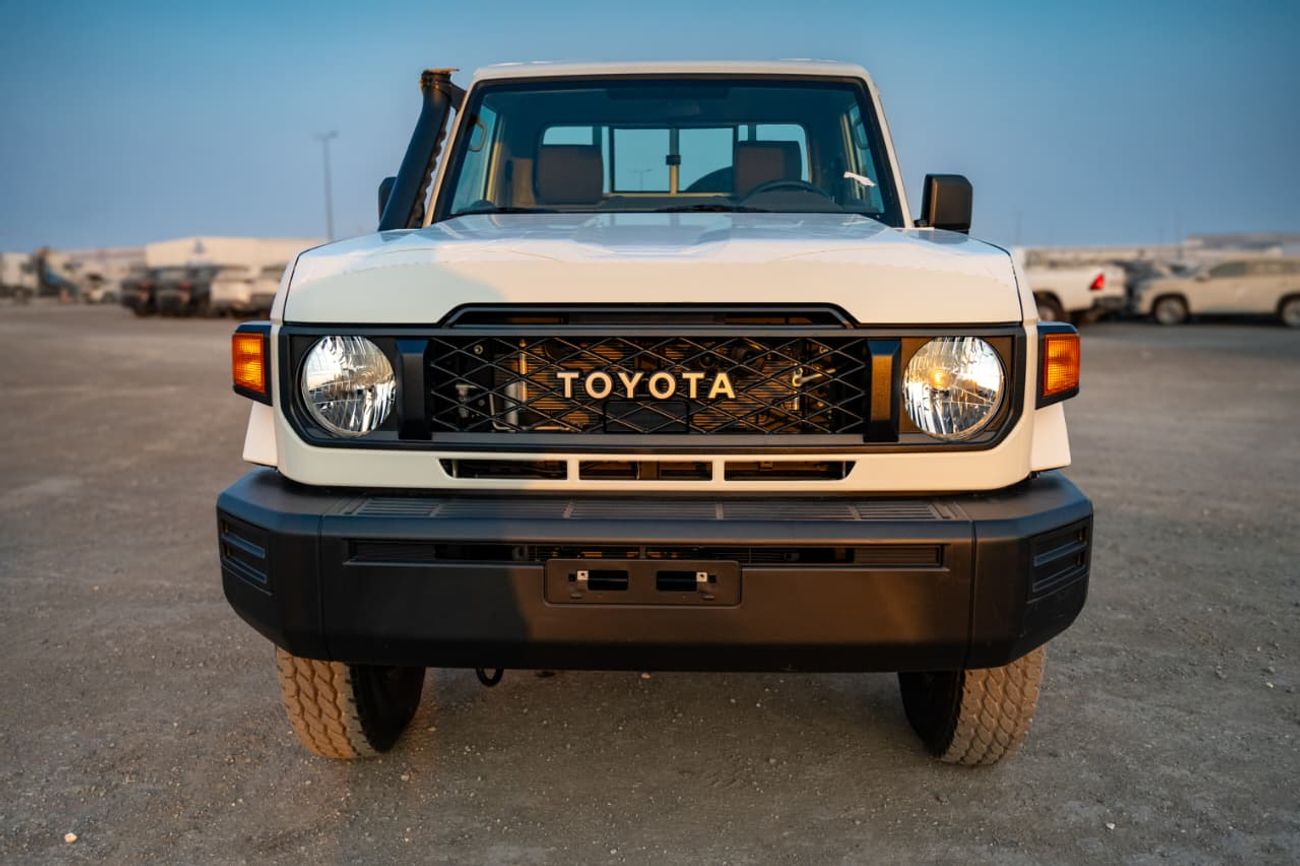 تويوتا لاند كروزر بيك آب 2.8L, 4-cylinder, DOHC, Turbo Diesel . 3 seats . 2 Doors