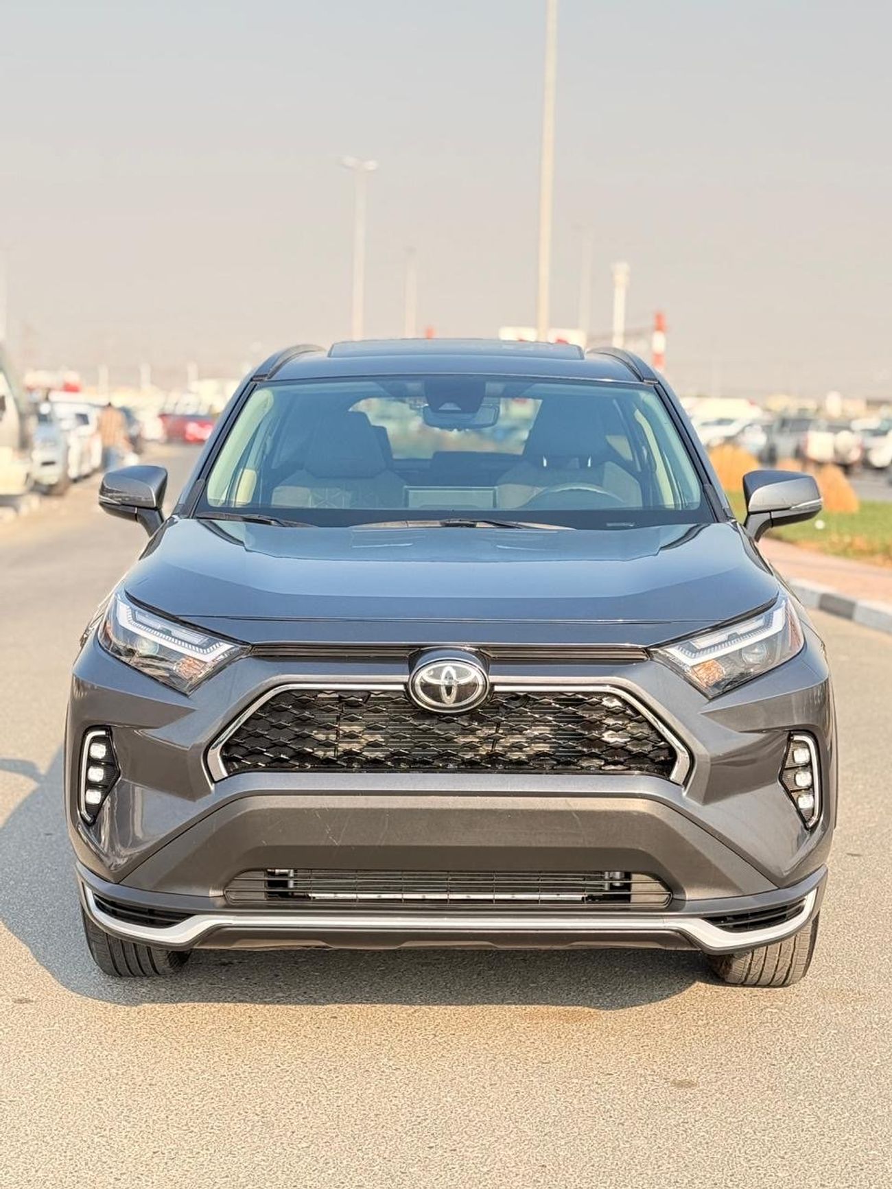 تويوتا راف ٤ XLE 2.5 L | Sunroof, push start 2024 model