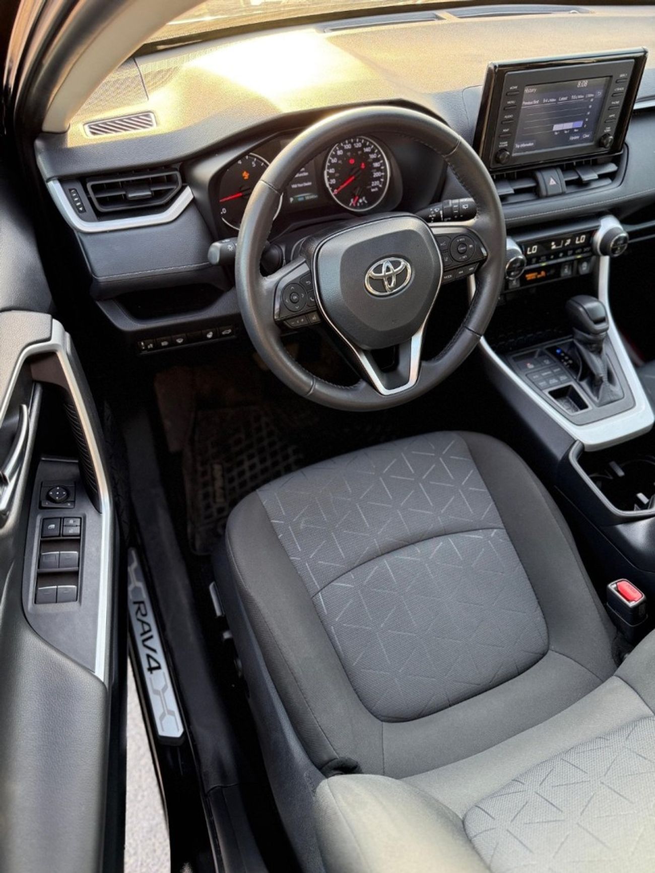 Toyota RAV4 XLE 4WD Full Option Sunroof, push start leather seats