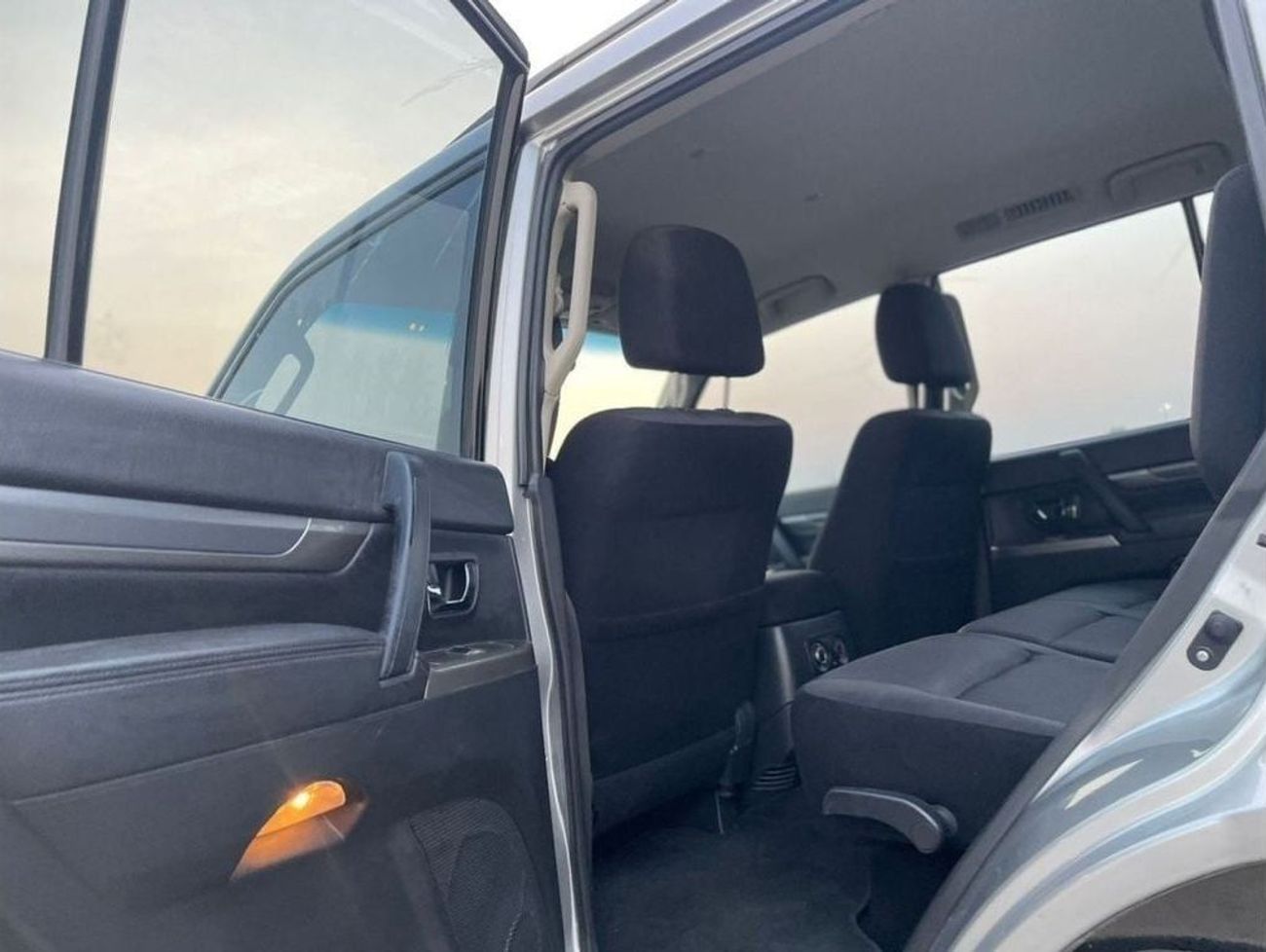 ميتسوبيشي باجيرو 2022 Mitsubishi Pajero GLS 3.0L MidOption+ 7 Seater - 4x4 AWD - Rear CAM - Original Paint -