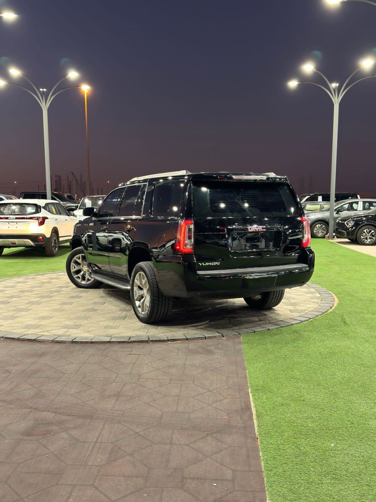 GMC Yukon SLT 5.3L 4WD (8 Seater)