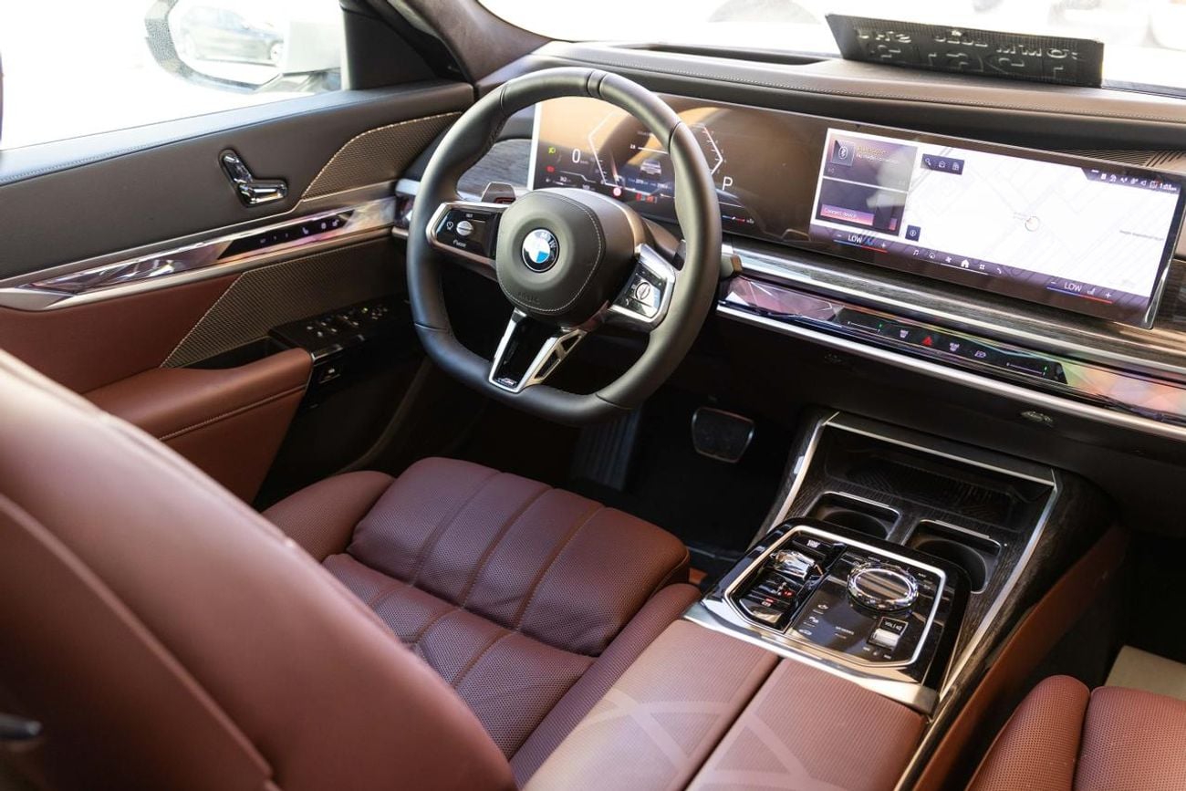 بي أم دبليو 740i BMW 740i M Sport Individual – 2026 | GCC | 2 YEARS WARRANTY | Only 2,213 KM | AED 449,000