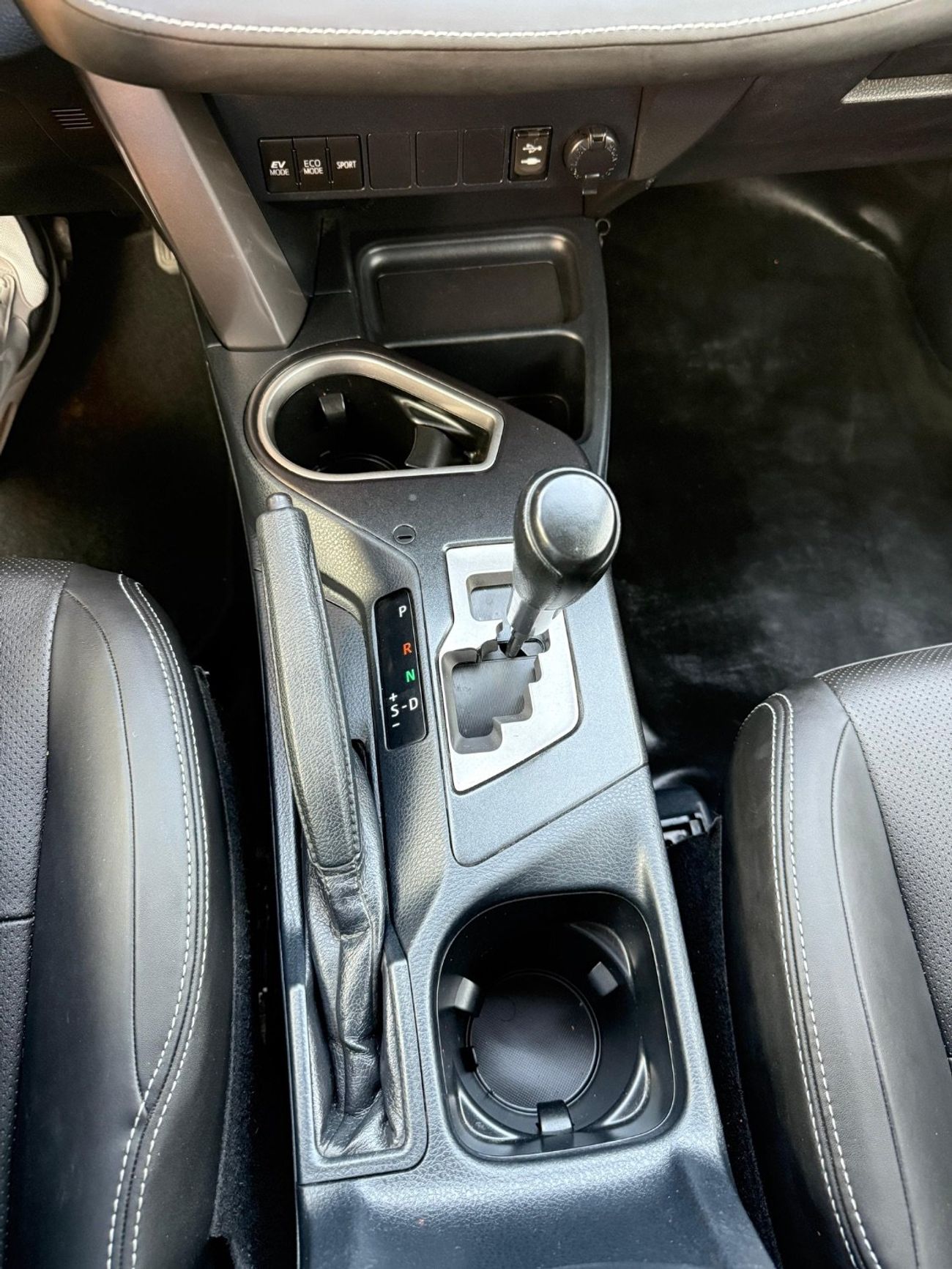 تويوتا راف ٤ Hybrid XLE 2.5 L full option