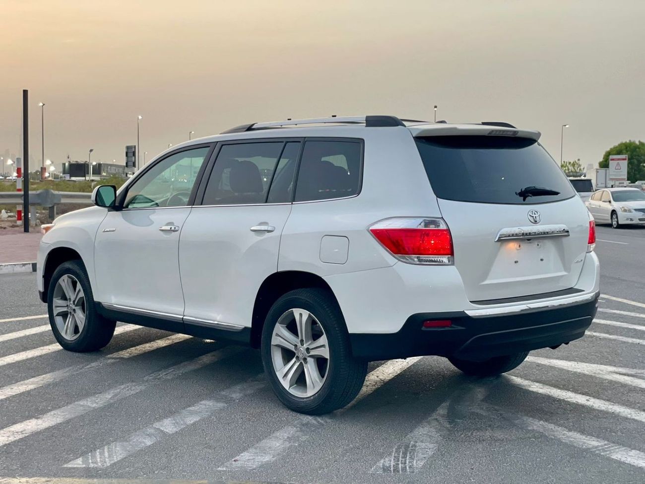 Toyota Highlander 2012 Toyota Highlander Limited Edition Full Option - Sunroof Push Start - 3.5L V6 AWD 4x4 - Full 7 S