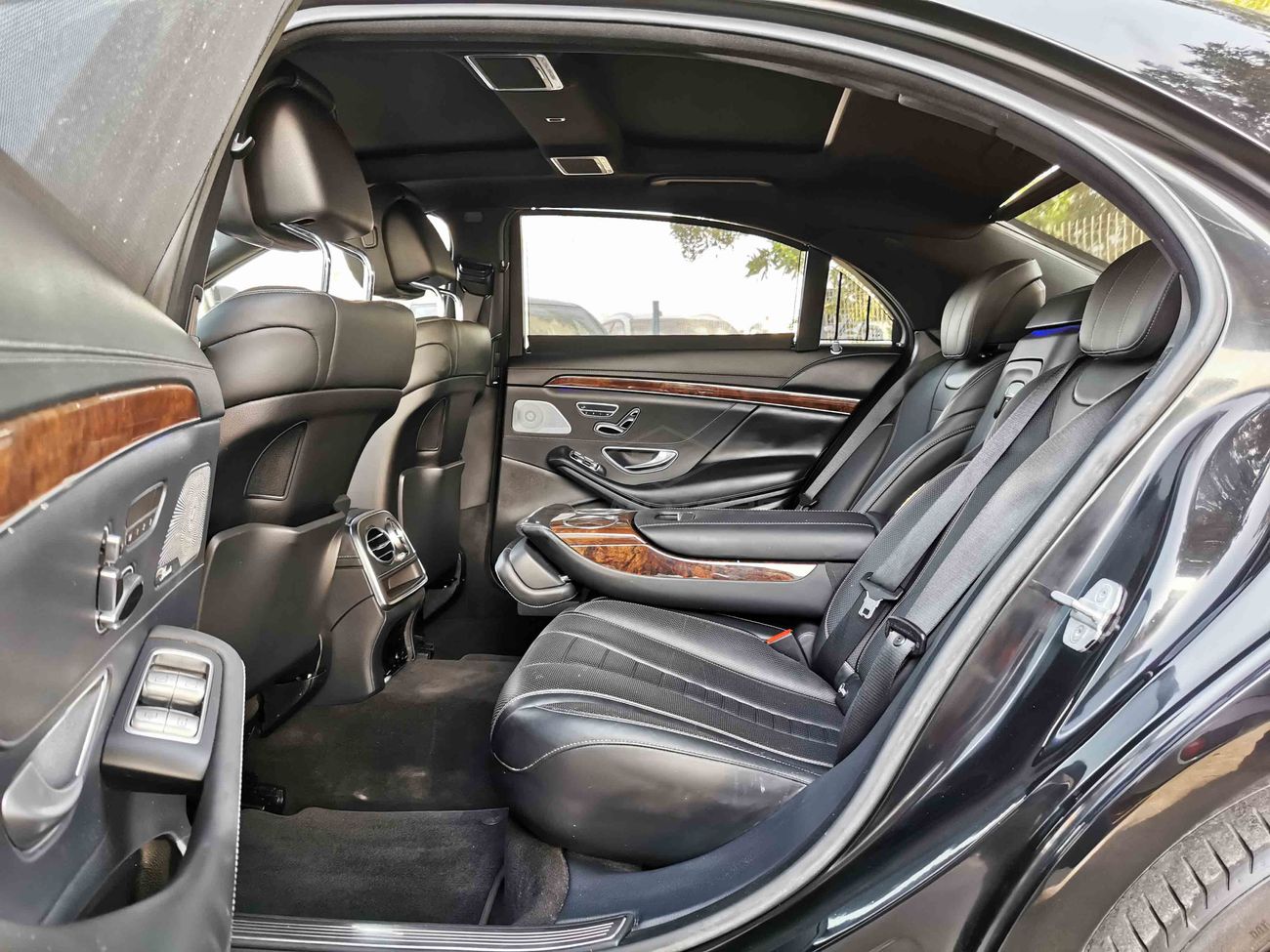 Mercedes-Benz S 550 5.5L, 20" Rims, Power & Memory Seats, 360° Camera, Leather Seats, Twin Sunroof, DVD-USB (LOT # 732)