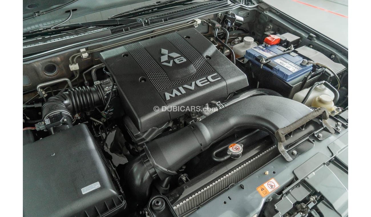 ميتسوبيشي باجيرو 2015 Mitsubishi Pajero 3.8L V6 GLS Black Pack / Full-Service History