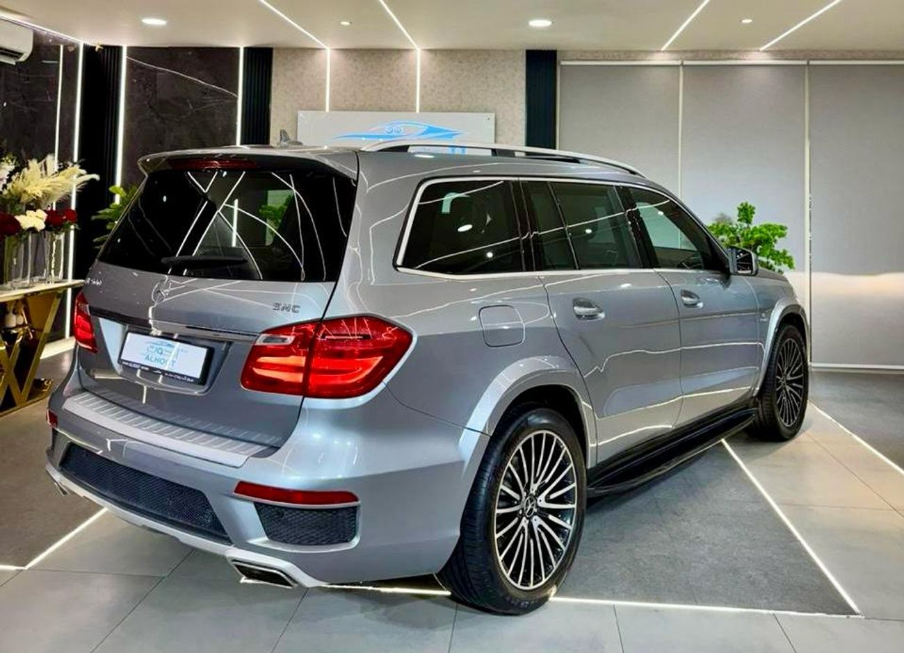 Mercedes-Benz GL 500 Std 4.7L BEAUTIFUL MERCEDES GL500 V8 || TOP RANGE || ACCIDENTS FREE || GCC || 7 SEATS || LIKE NEW