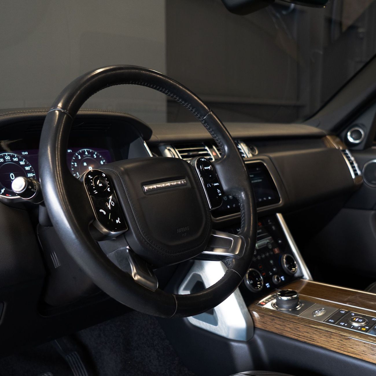 Land Rover Range Rover HSE 3.0L (380 HP) AED 2,394  pm  • 0% Downpayment • Range Rover HSE • 1 Year Warranty