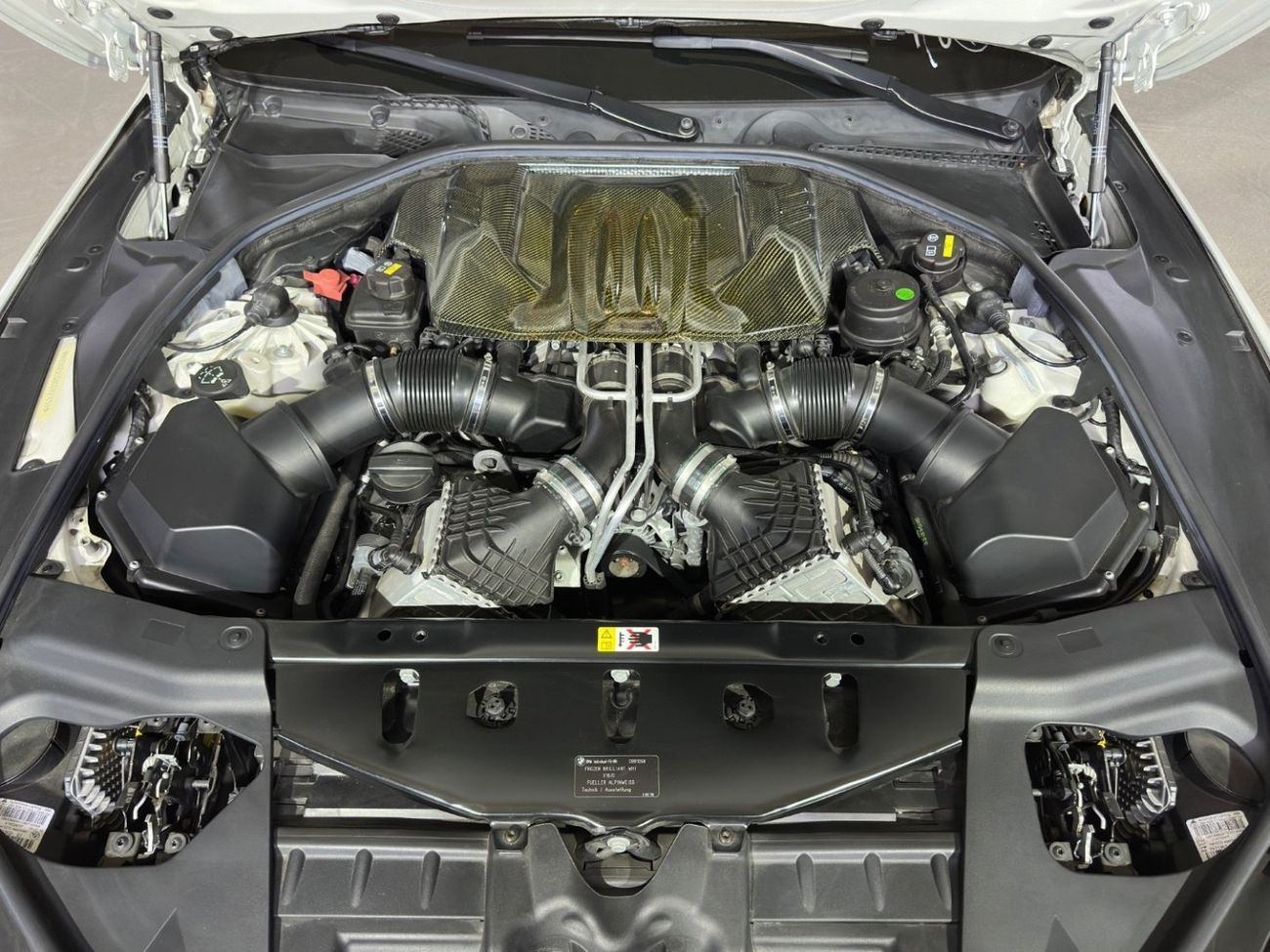 BMW M6 2016 4.4L | ONE OF ONE M6 | COMPETITION PACKAGE | CARBON CERAMIC BRAKES | FULLY LOADED