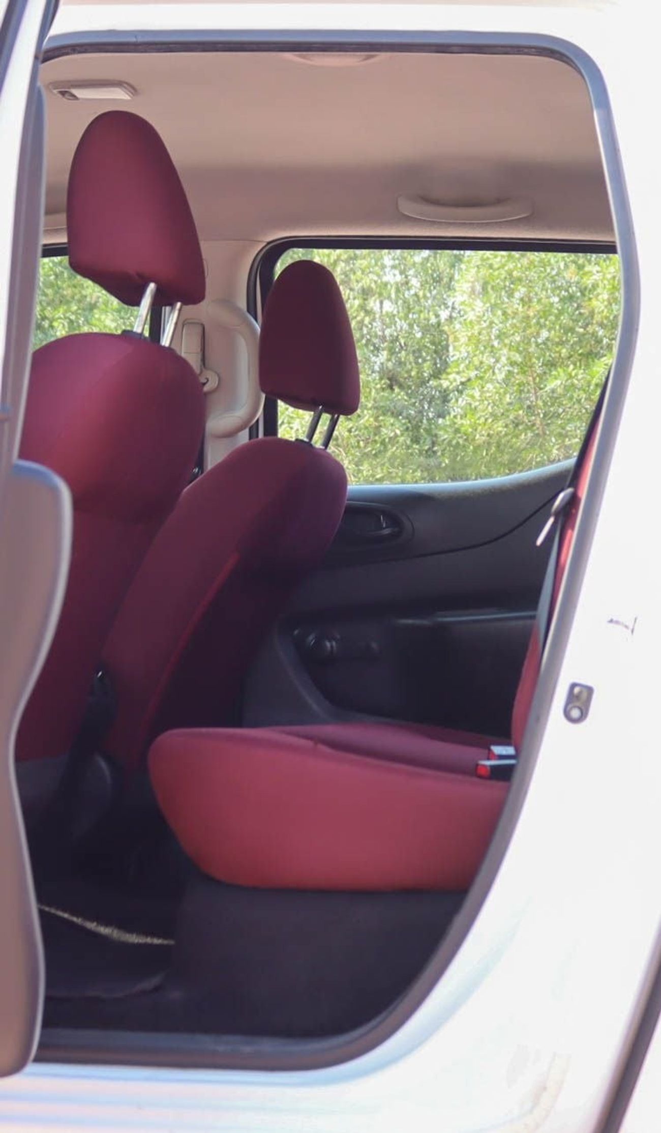 Nissan Navara Std 2.5L 4WD M/T Nissan Navara 4WD 2019 GCC Original Paint accident-free in excellent condition 1046