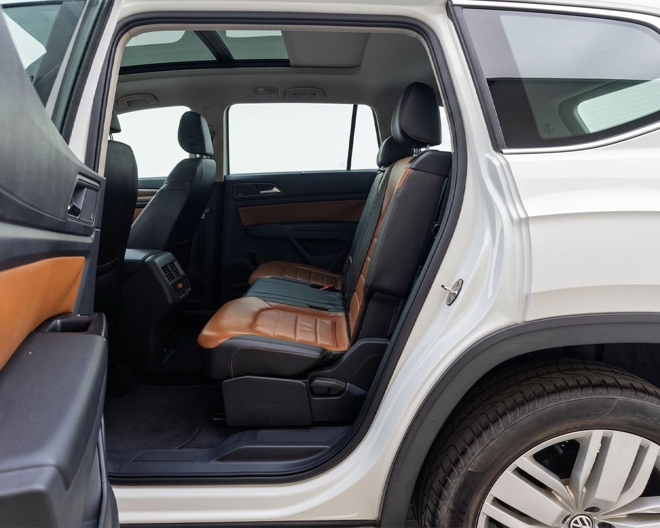 Volkswagen Teramont SEL l Fender Sound System l AED 1,175 / Monthly