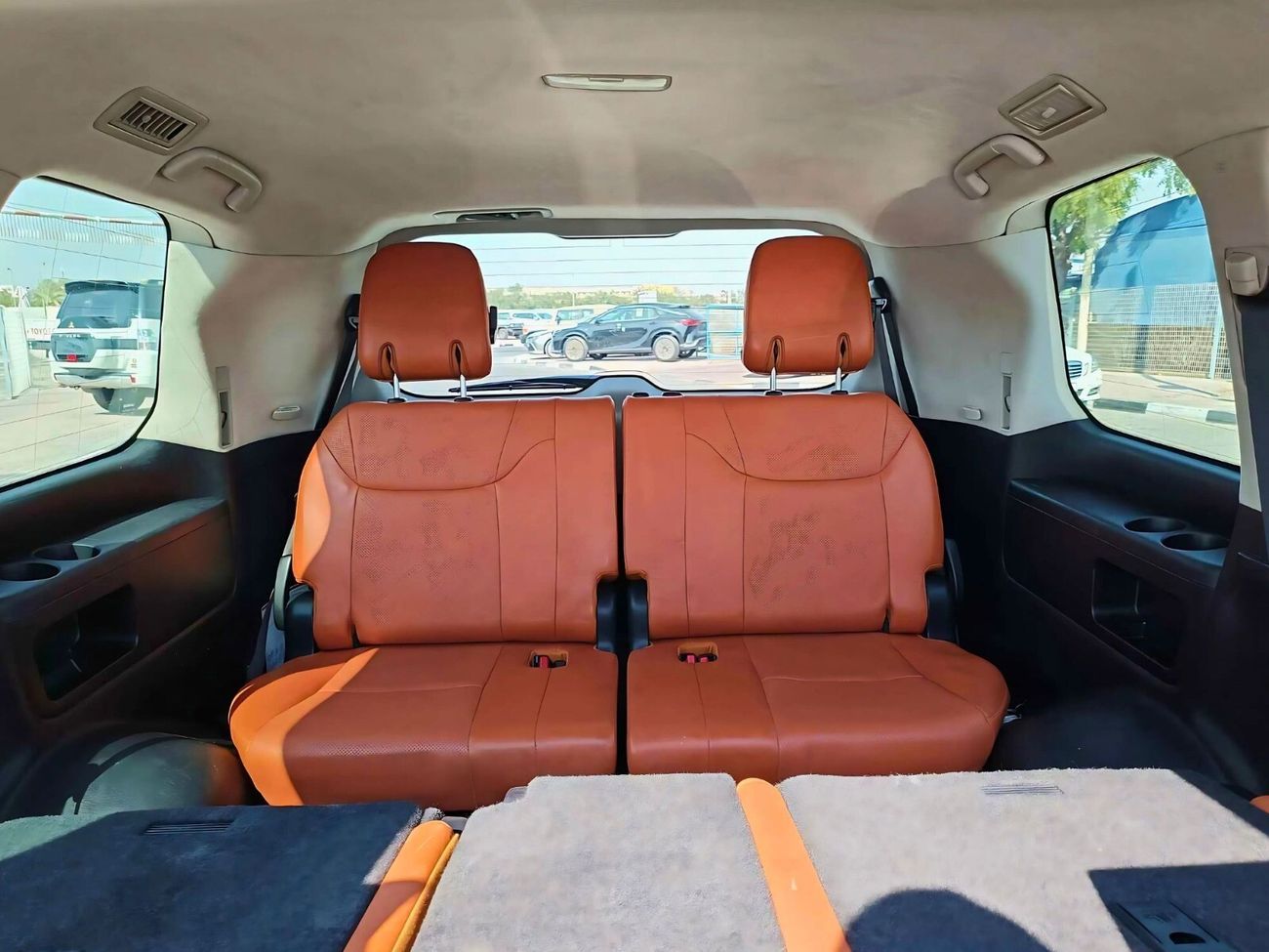 Lexus LX570 GCC/ FULL OPTION / RADAR / ZAFRAN INTERIOR/LOW MILEAGE/ EXPORT ONLY / LOT#25091