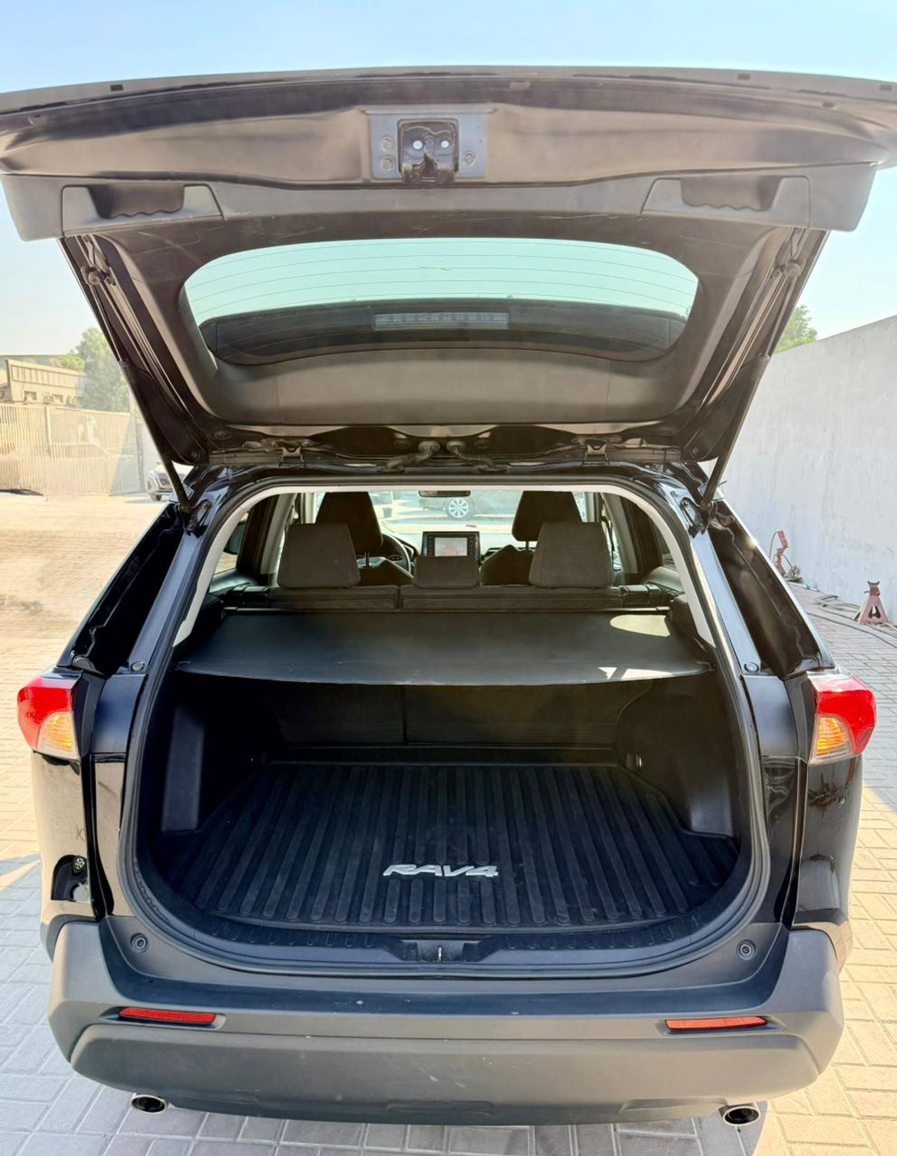 Toyota RAV4 LE 2.5L (219 HP)