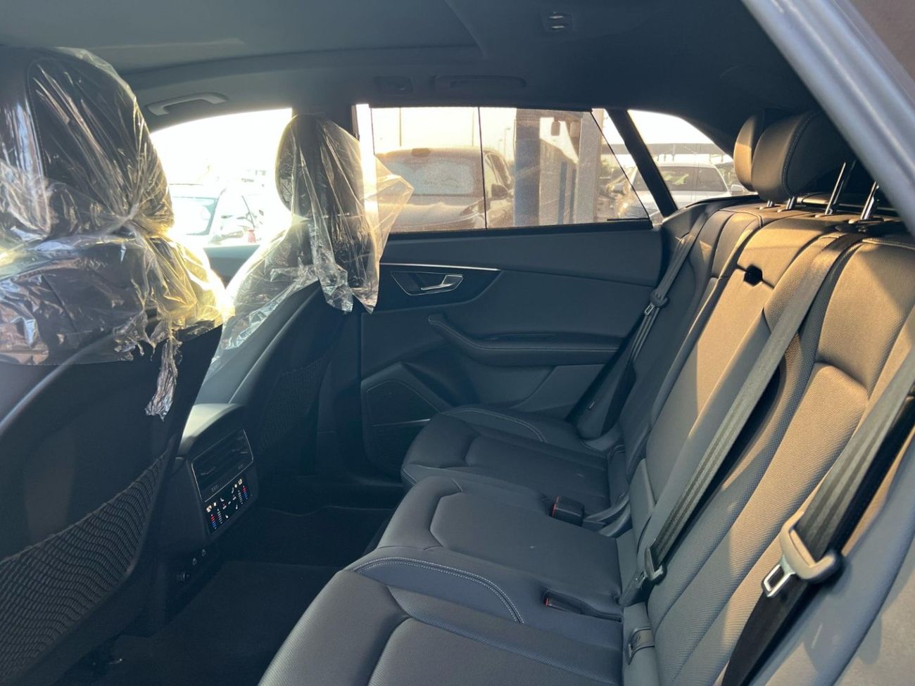 Audi Q8 2023-Audi Q8 55 TFSI Quattro-SLINE