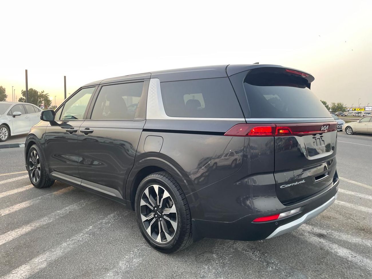 Kia Carnival 2022 EX 3.5L V6 - Full Option - 8 Seater - Front & Rear Radar Sensor - Trunk / Door Ful