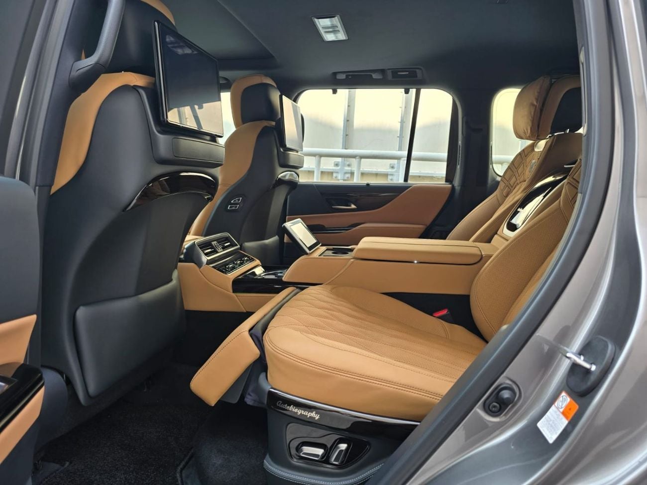 لكزس LX 600 3.5L SIGNATURE FULL OPTION WITH MBS AUTOBIPGRAPHY VIP MASSAGE SEAT