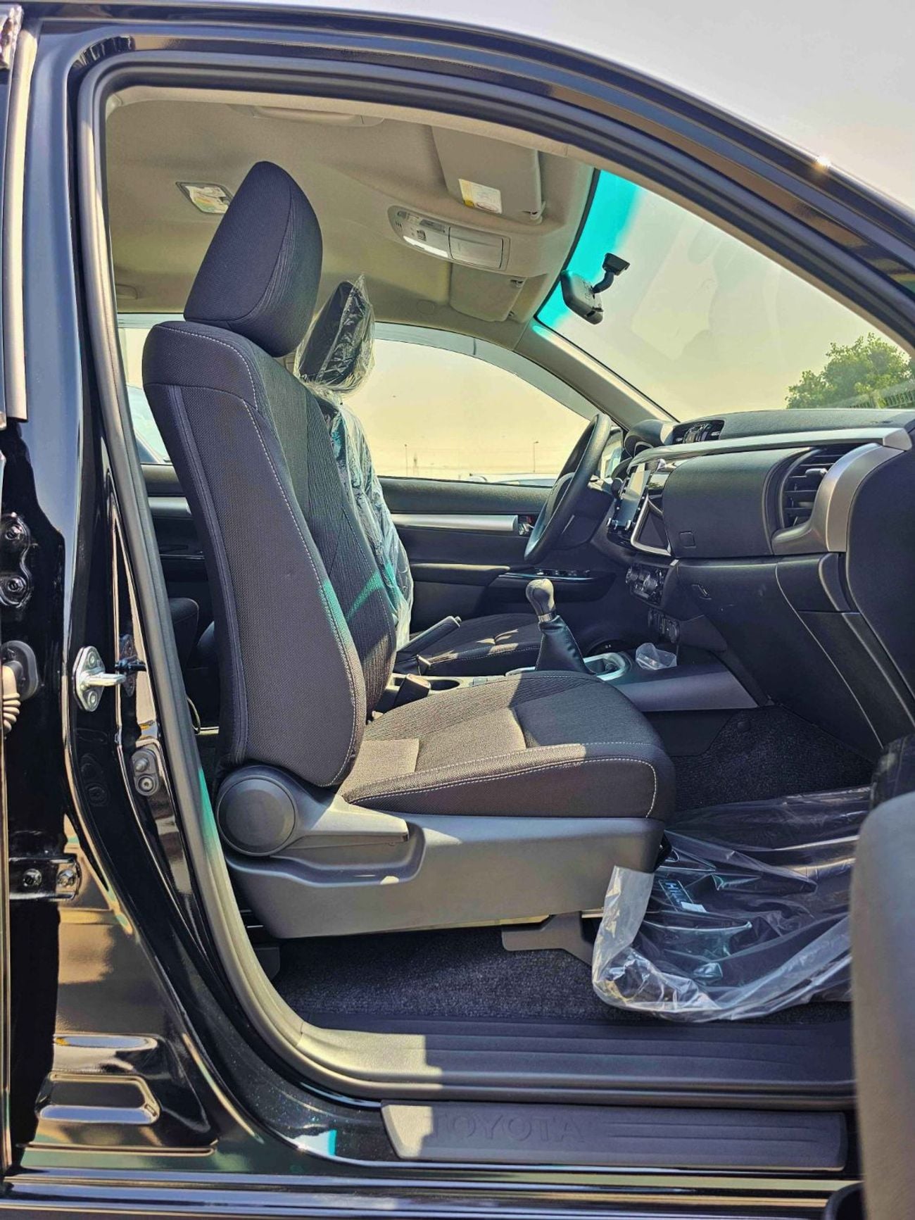 تويوتا هيلوكس SR5 / NARROW BODY DOUBLE CABIN / 2.7L PETROL V4 M/T / REAL CAMERA WITH CHROME BUMPERS (CODE#HP2MF)