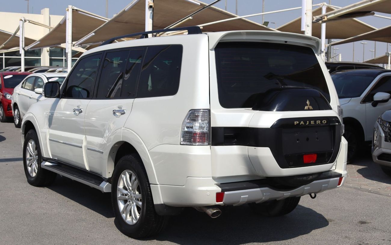 Mitsubishi Pajero GLS Highline Top 3.8L Mitsubishi Pajero 2018 GCC, accident-free, 3.8L (6) cylinder engine, 7 seats -